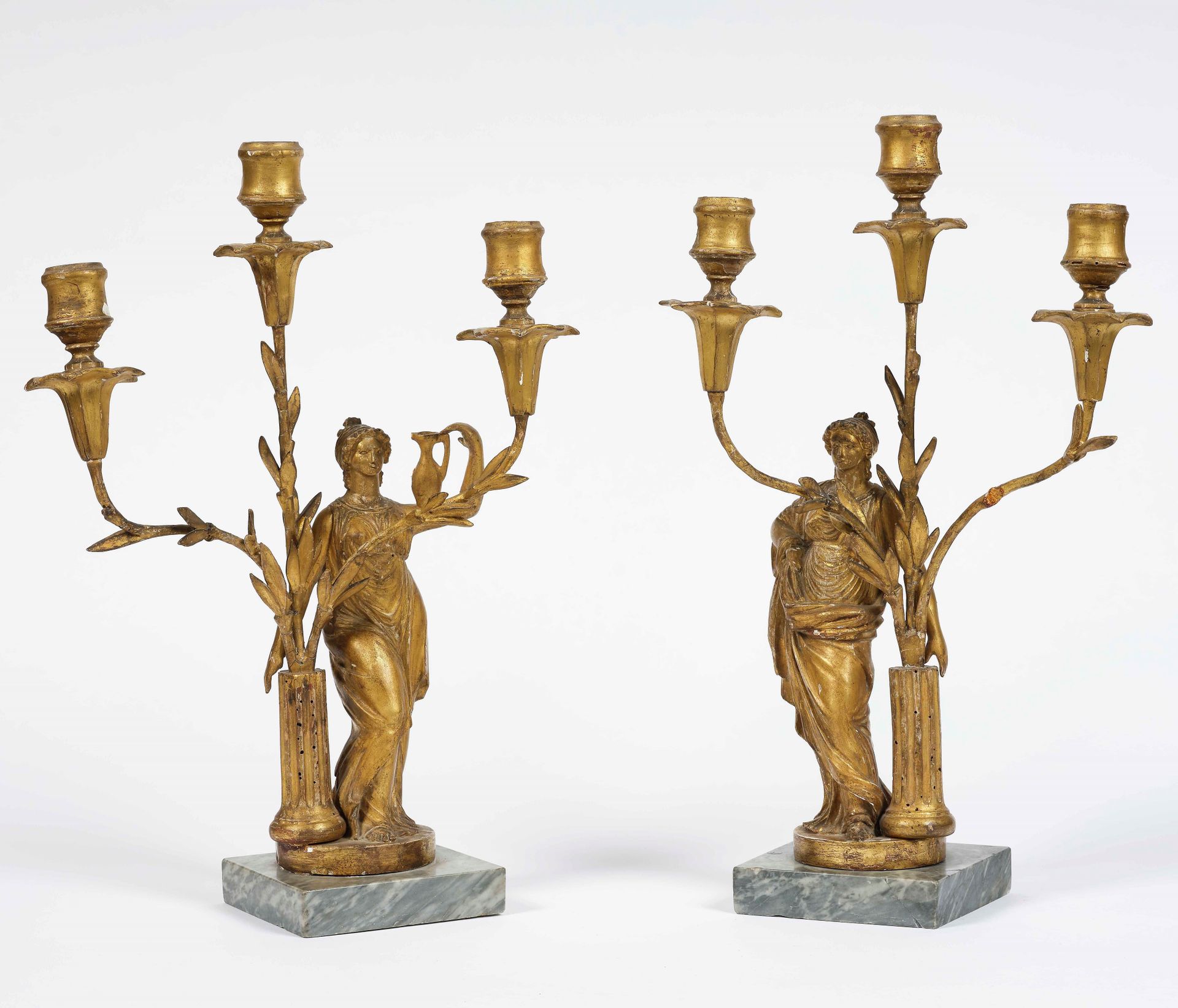 Coppia di candelabri a tre fiamme in legno intagliato e dorato. XVIII secolo Fus&hellip;