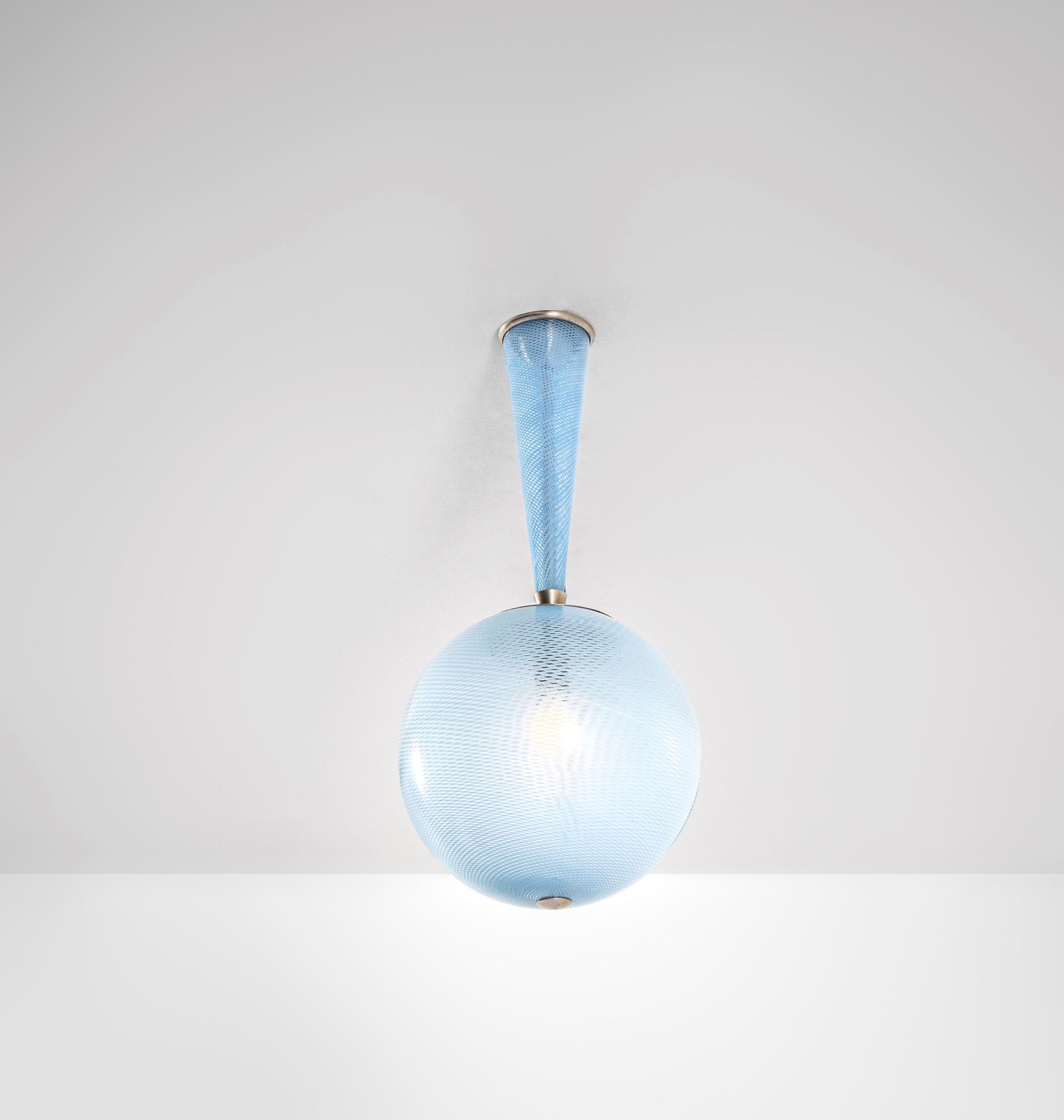 Scarpa Carlo, Suspension lamp 镀镍金属结构和Filigrana Murano玻璃。意大利维尼尼公司，雕刻标记。1930年左右，W.&hellip;