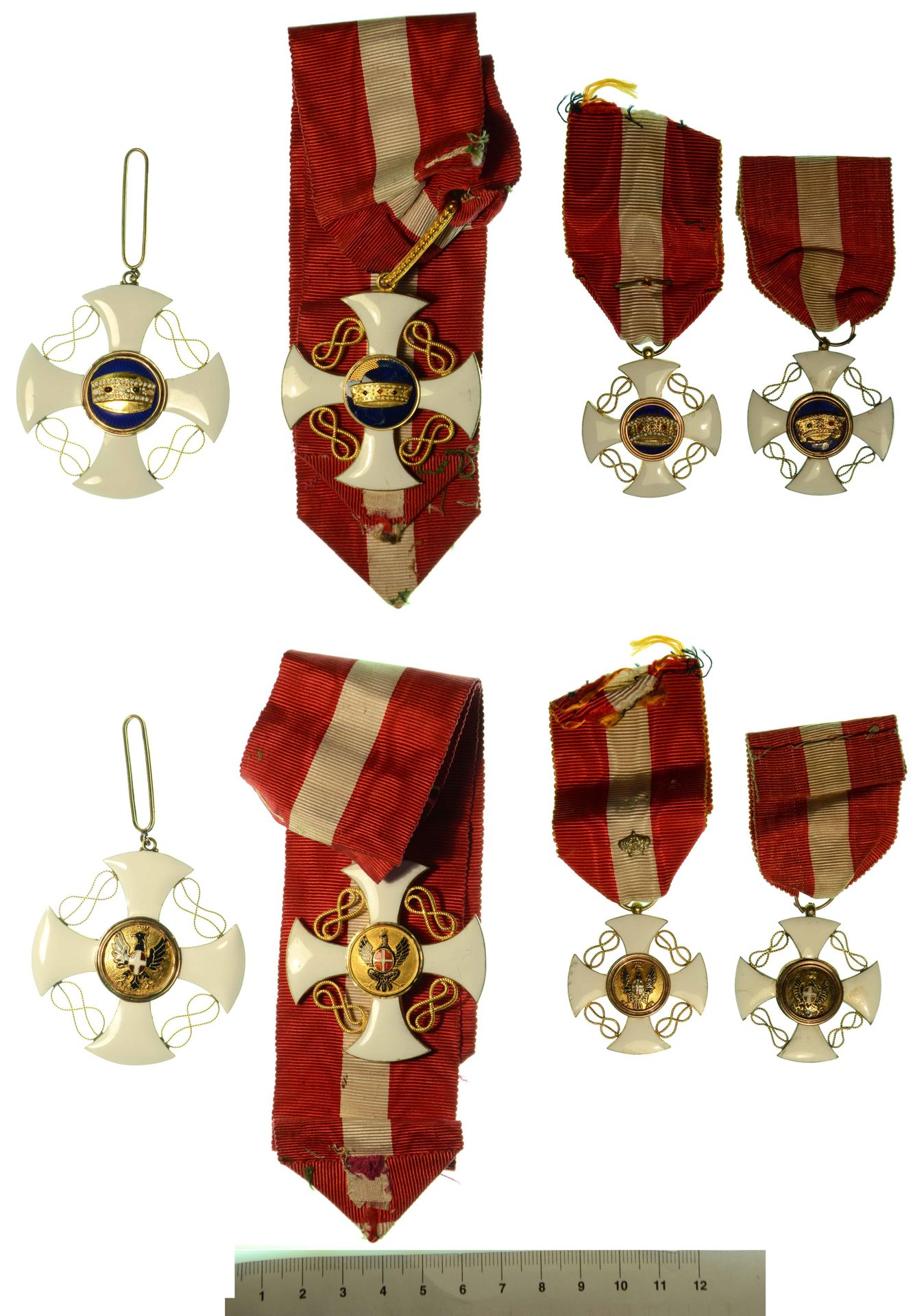 Distintivi e decorazioni 意大利。一批五件装饰品。
意大利王冠骑士十字勋章（3枚，其中一枚装在阿尔贝蒂&C.米兰的原始奖状盒中）。米兰，&hellip;