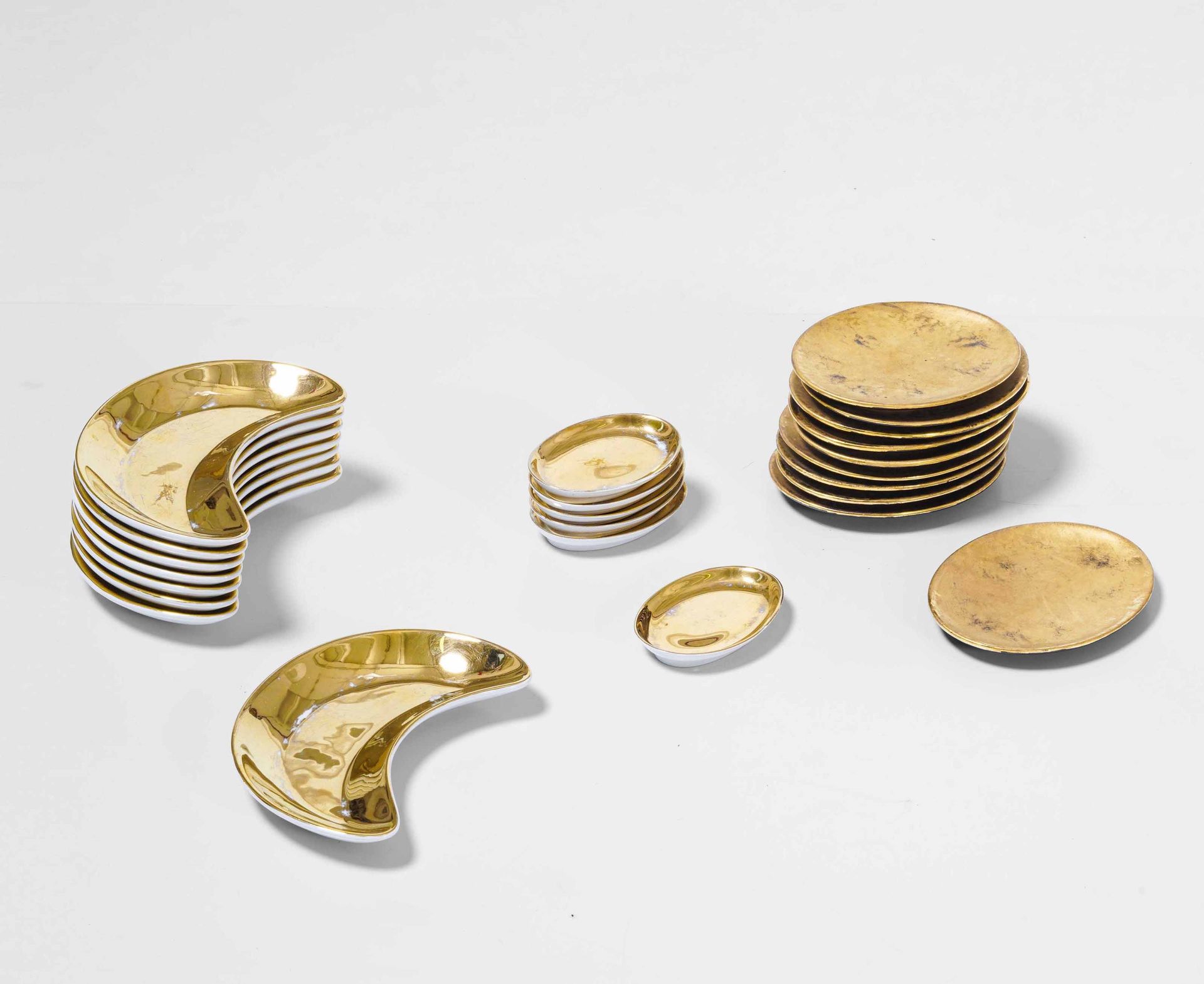 PIERO FORNASETTI Juego de 24 platos de cerámica pintados en oro, Prod. Fornasett&hellip;