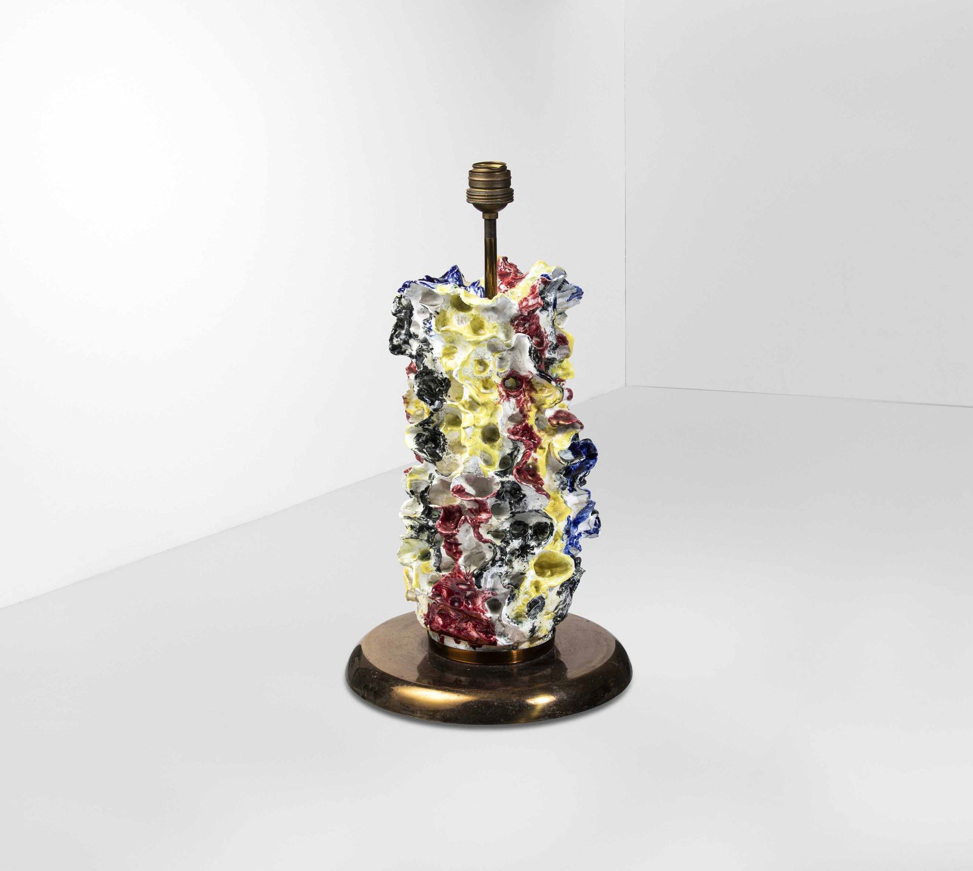 Lampada da tavolo. Marco de latón y cuerpo de cerámica vidriada, Prod. Italia, c&hellip;
