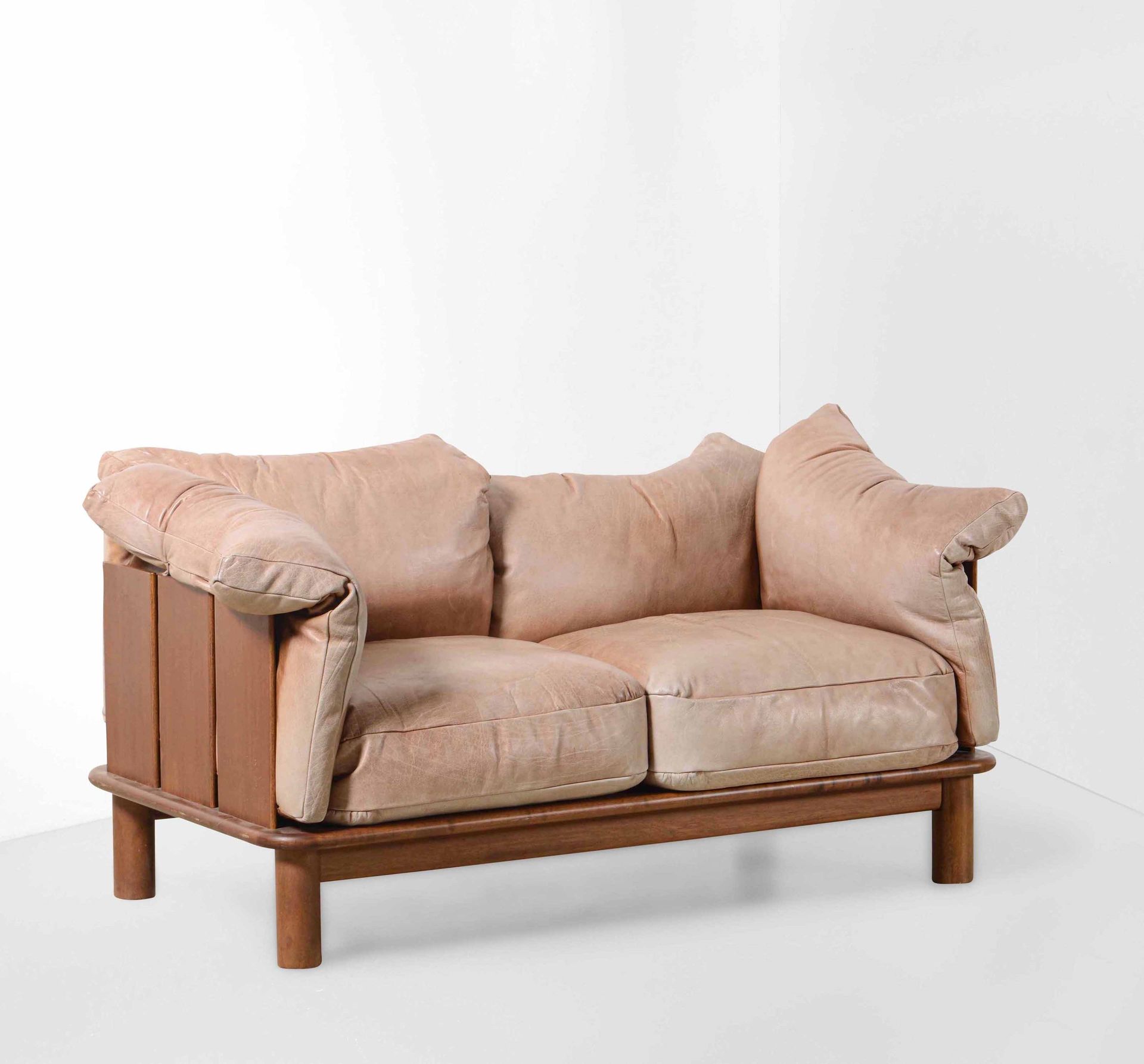 De Pas d'Urbino Lomazzi Pitti sofa with wooden structure and supports and leathe&hellip;