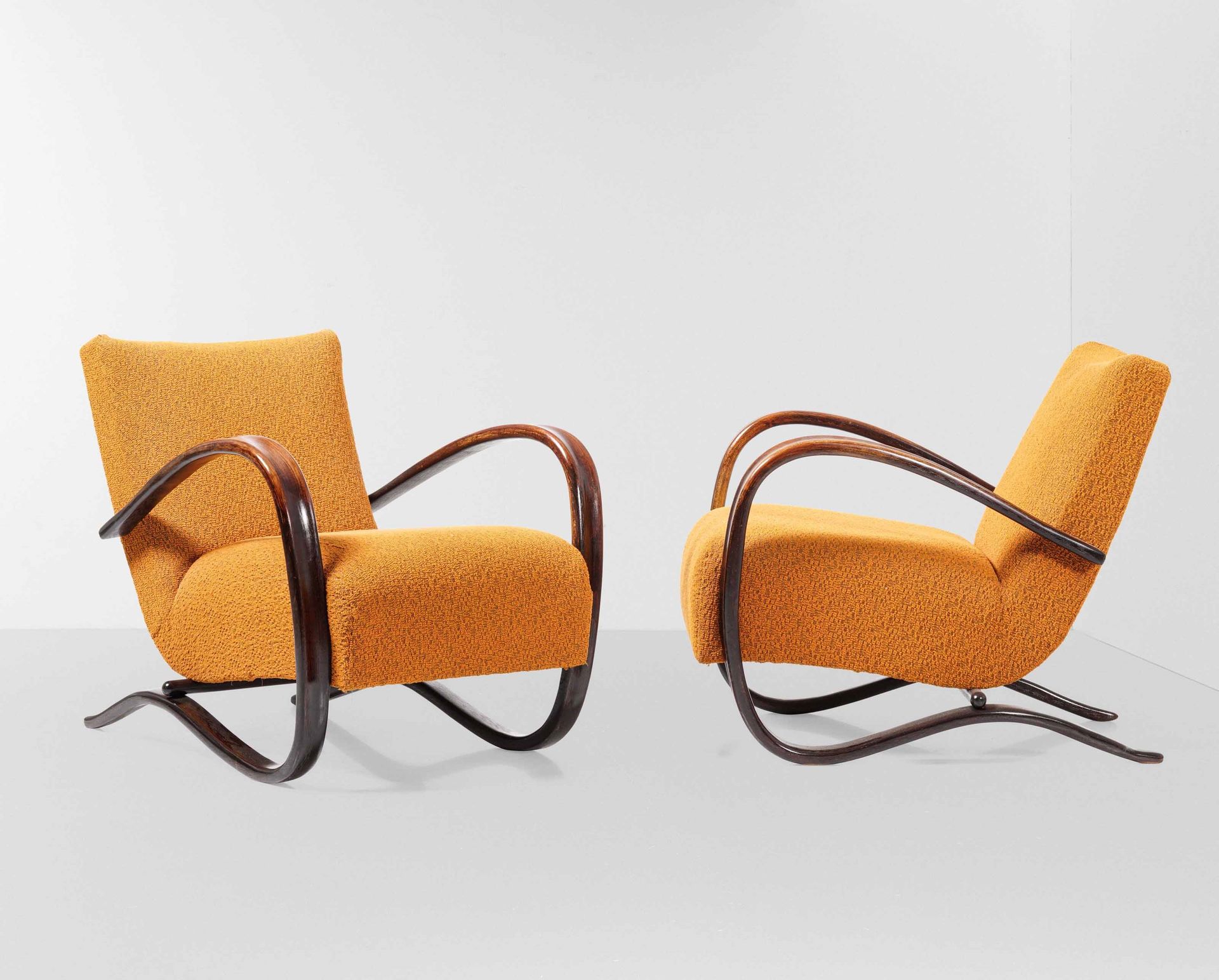 Jindrich HALABALA Paire de fauteuils modèle H269 en bois laqué cintré. Couvertur&hellip;