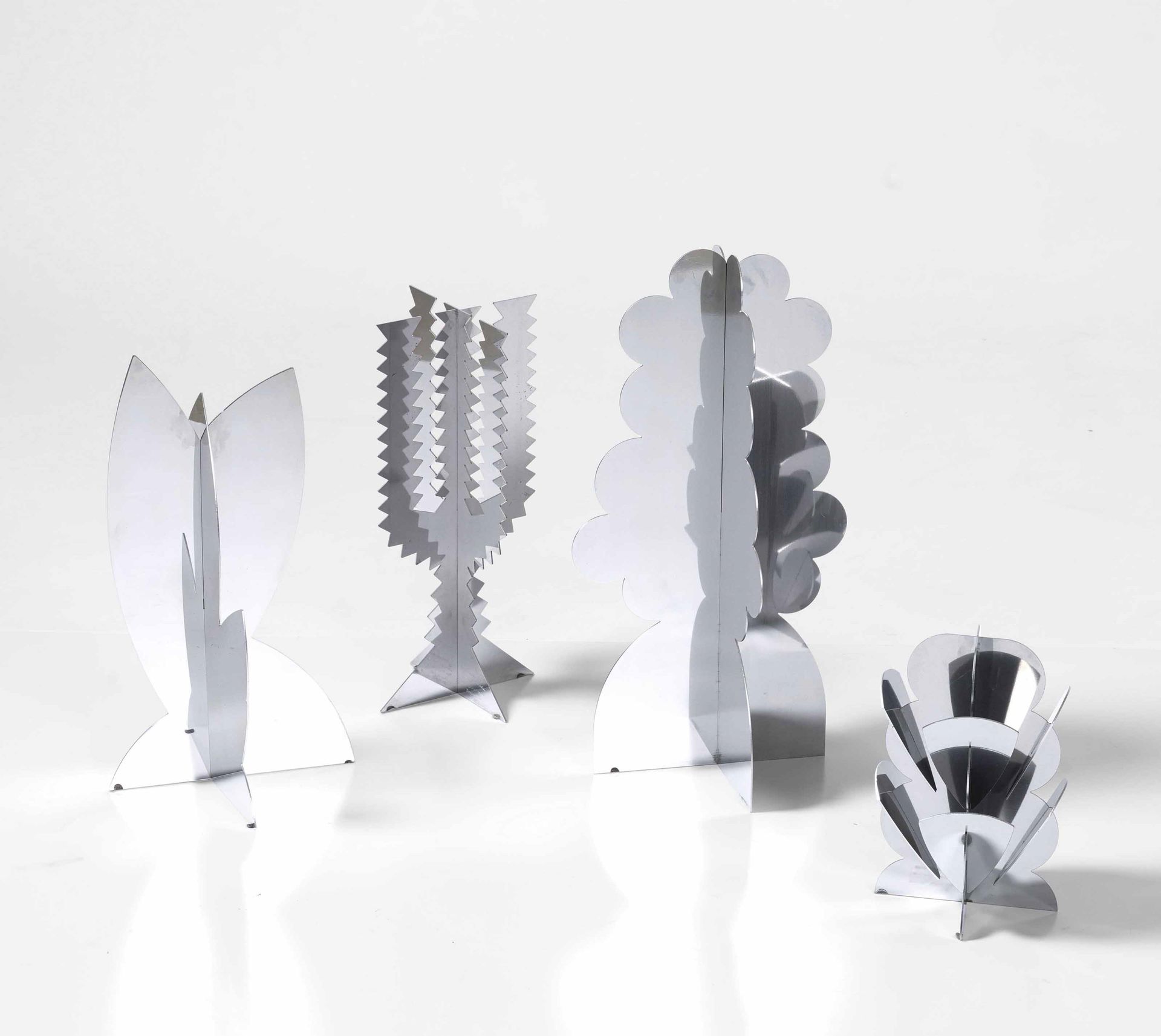 Dino Gavina Fiori Futuristi系列的四件套雕塑，带钢架，向贾科莫-巴拉致敬，为杜尚中心创作，每个模型限量编号400件，原创标记。每件雕塑&hellip;