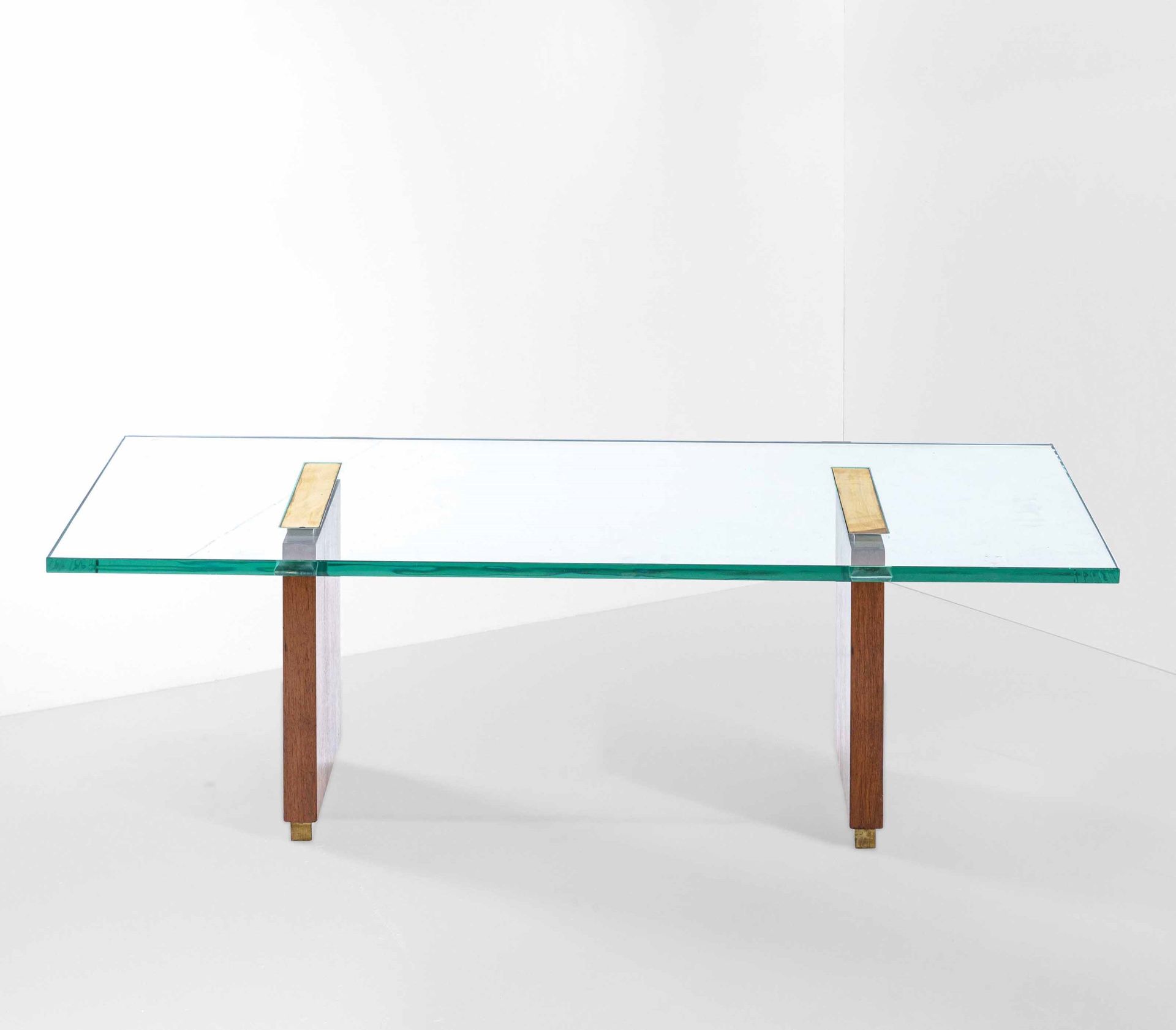 FONTANA ARTE 木质支架的矮桌，厚实的斜面玻璃桌面。Brass details, Prod. Fontana Arte, Italy, ca. 196&hellip;