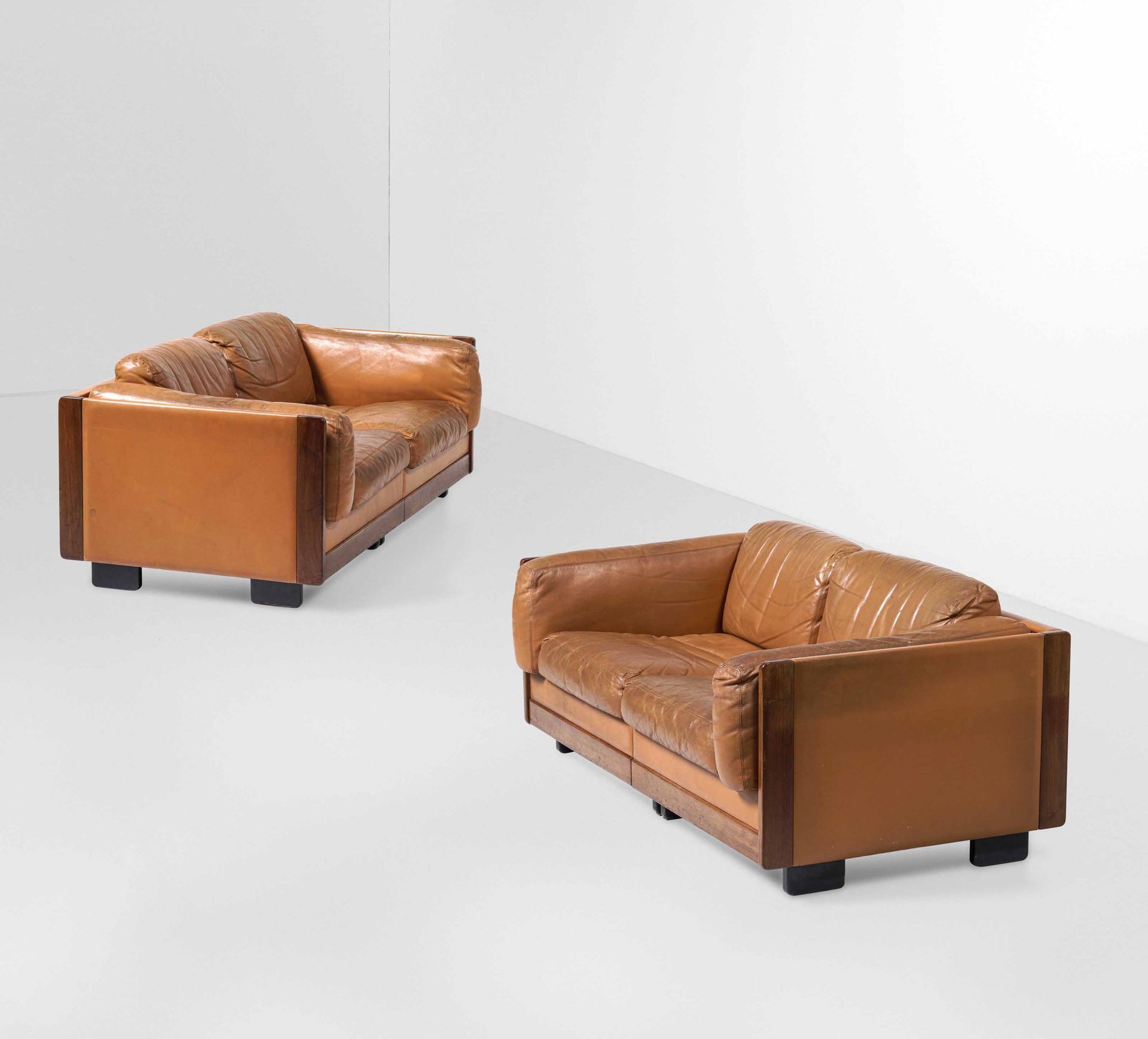 AFRA E TOBIA SCARPA Pair of sofas mod. 920 with wooden frame and leather upholst&hellip;