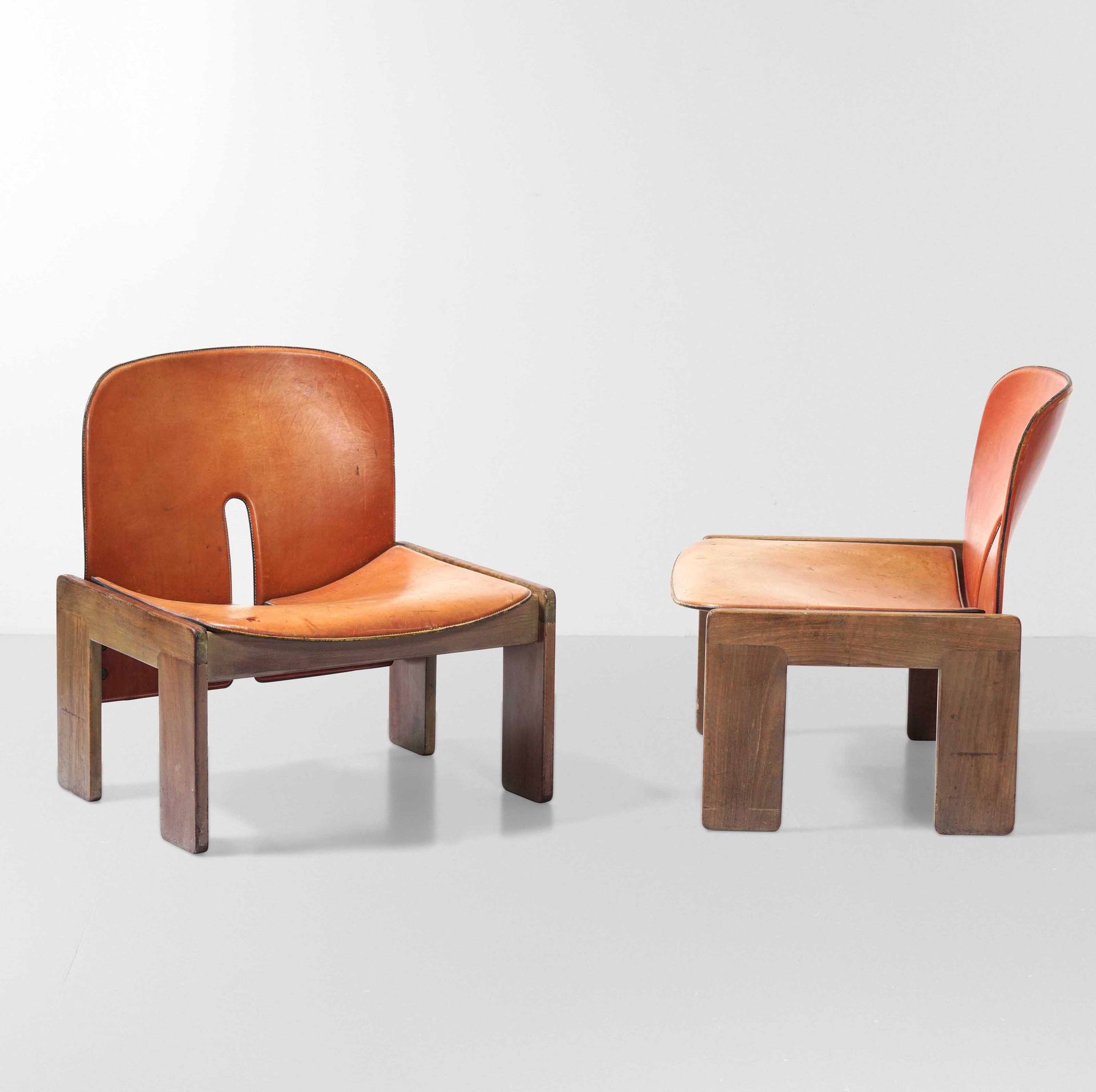 AFRA E TOBIA SCARPA Pair of mod. 925 armchairs with wooden frame and leather uph&hellip;