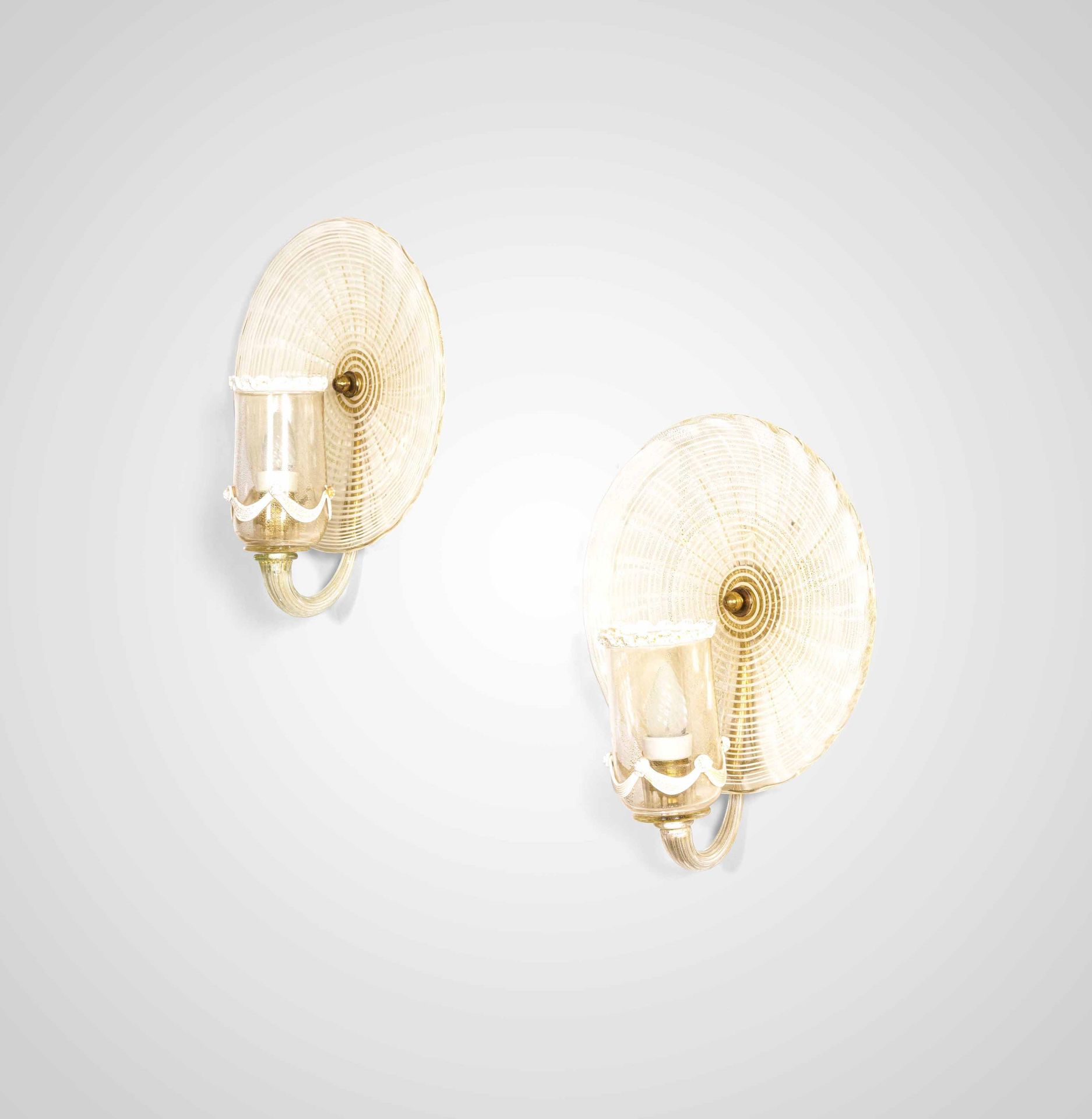 Barovier e Toso Pair of wall lamps with brass frame and Murano glass diffuser el&hellip;