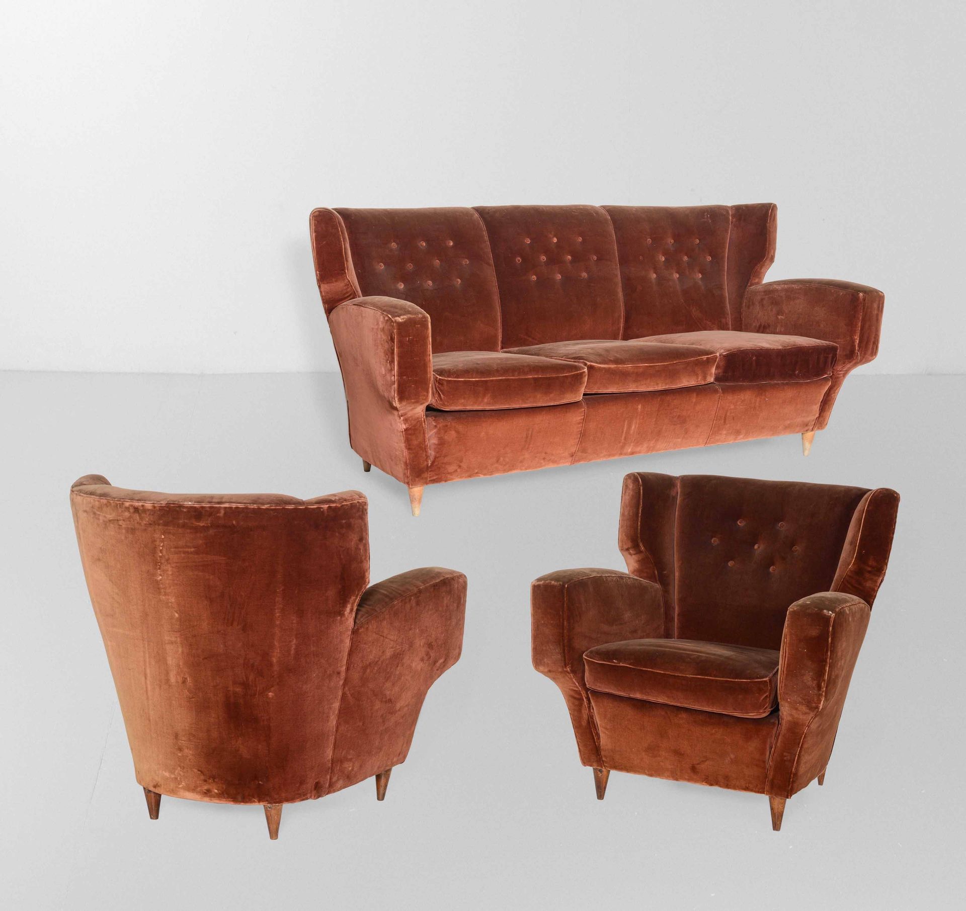 Melchiorre Bega 沙发和一对扶手椅，木质框架和支架，天鹅绒装饰。意大利制造，约1950年，沙发：cm 184x84 x h 85；扶手椅：cm 8&hellip;