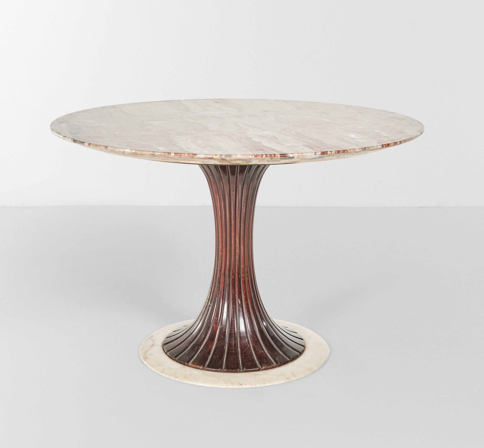 Paolo Buffa Table avec support en bois travaillé. Base en marbre blanc et platea&hellip;