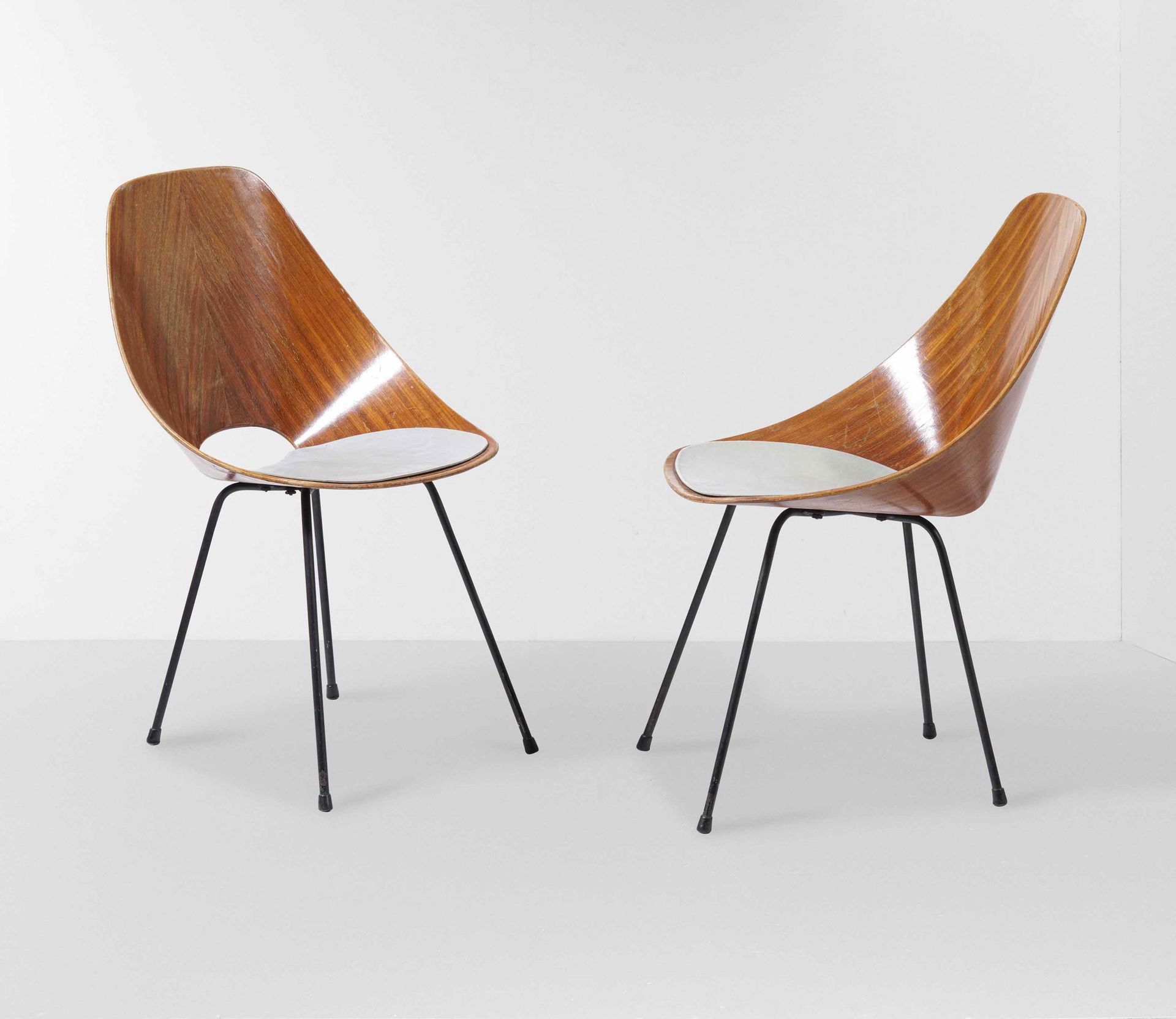 Vittorio Nobili 一对椅子，型号：Medea.管状金属支架和弯曲的胶合板座椅。带布罩的座椅，意大利制造，约1950年，宽46-长50-高82厘米，&hellip;