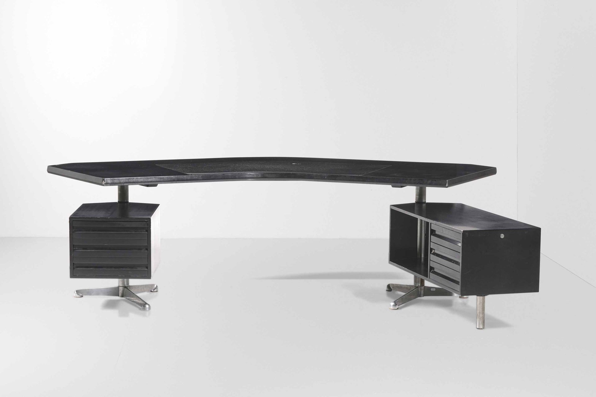 OSVALDO BORSANI T96型大书桌，镀铬金属支架，木制桌面和双旋转抽屉，原标签，Prod. Tecno, Italy, 1956, W. 248 -&hellip;