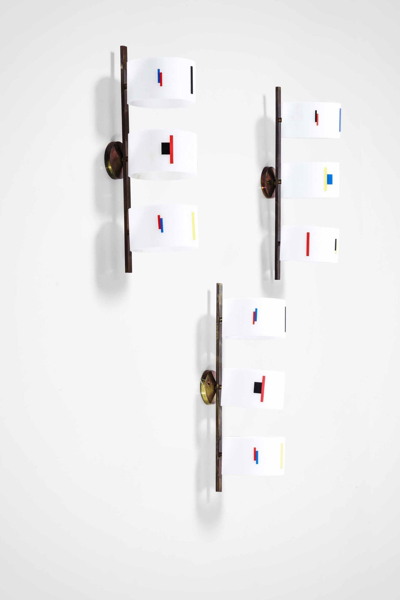 Angelo BROTTO Tres lámparas de pared con marco de latón y difusores de metacrila&hellip;