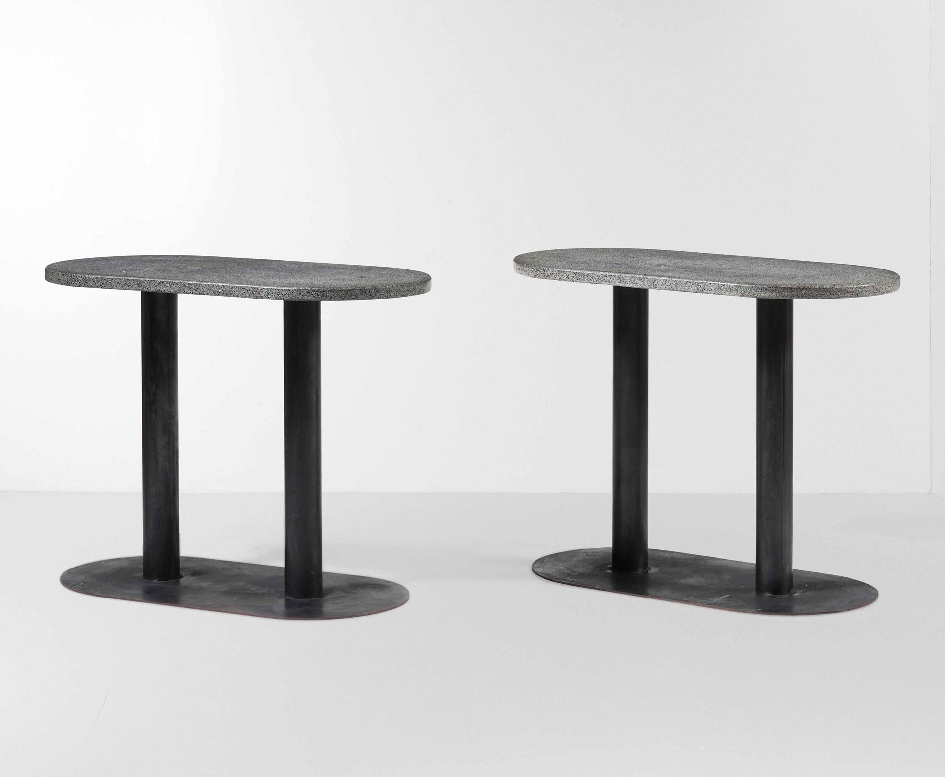 GABETTI E ISOLA Coppia di tavoli-consolle con struttura in metallo laccato e pia&hellip;