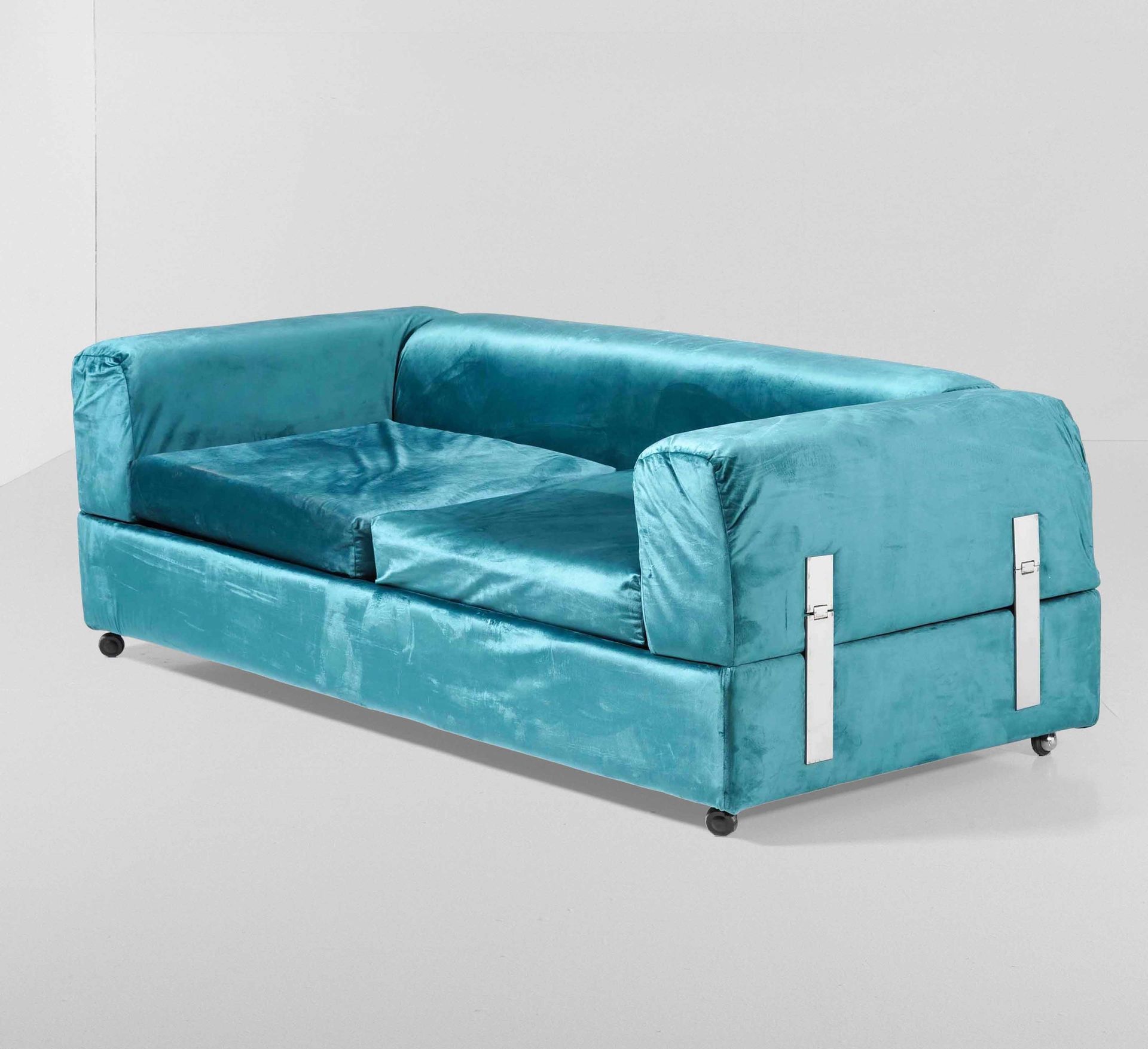 Tito Agnoli 711型开放式沙发，木质框架，用钢钉固定的折叠式扶手。Fabric covers., Prod. Cinova, Italy, 1967&hellip;
