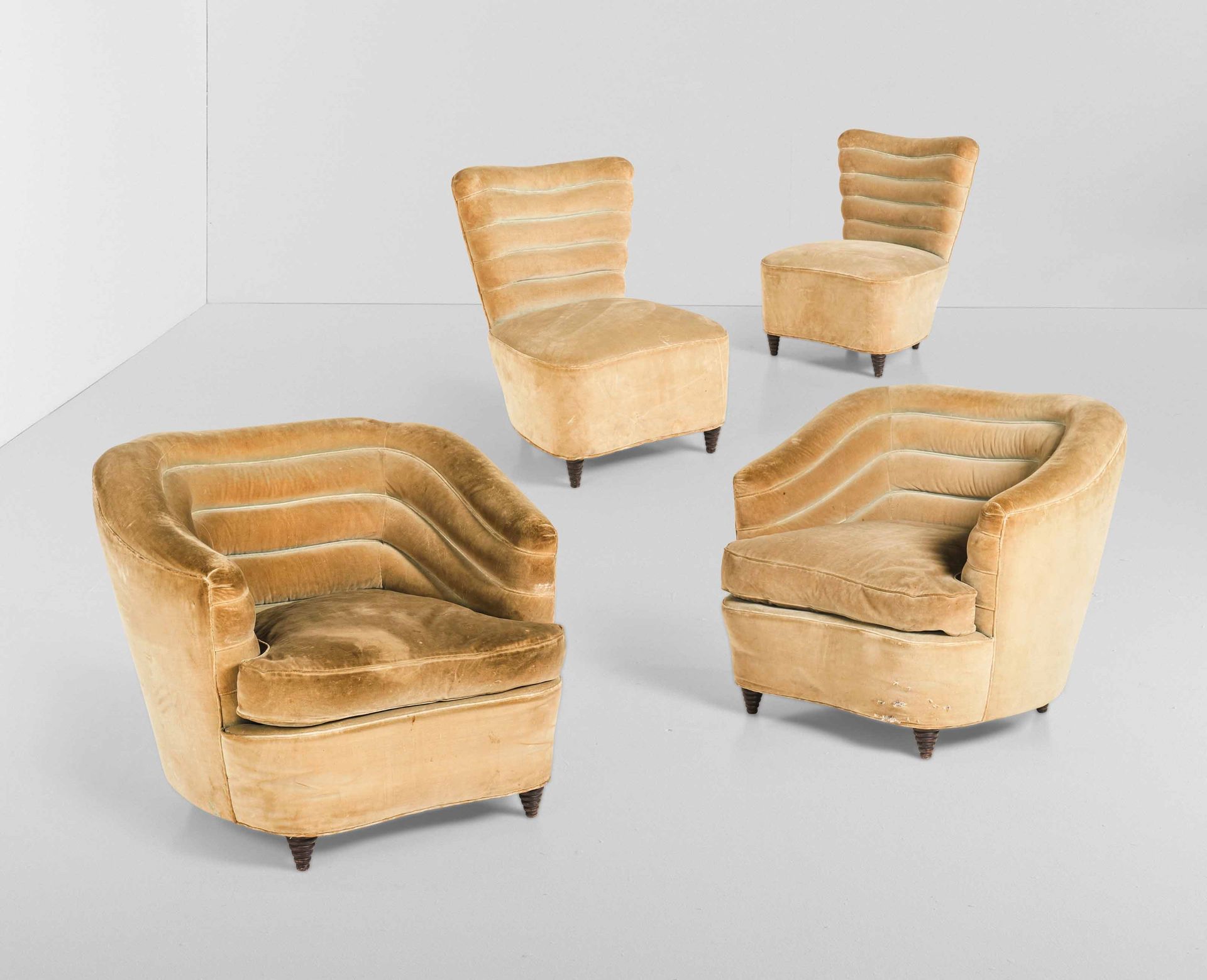 Andrea Busiri Vici 两把扶手椅和两把小扶手椅，木质框架和织物套，意大利制造，约1940年。扶手椅：cm 90x90 x h 80；小扶手椅：c&hellip;