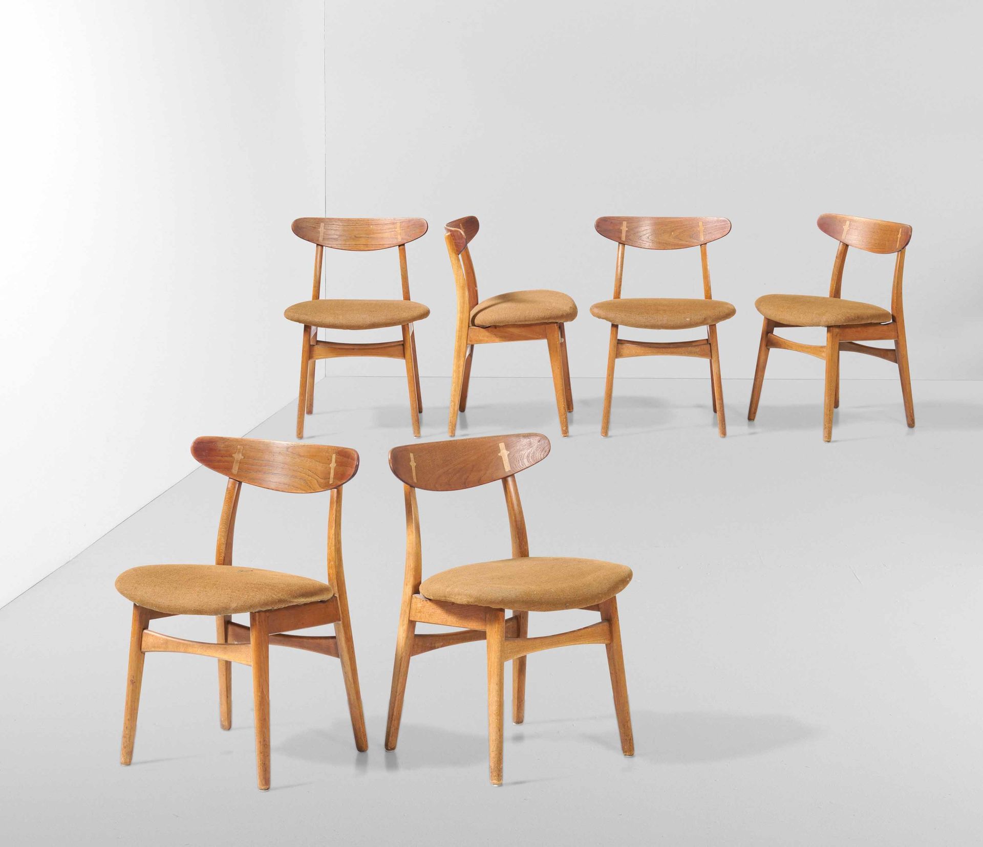 Hans WEGNER Sei sedie con struttura in legno e rivestimenti in tessuto., Prod. C&hellip;