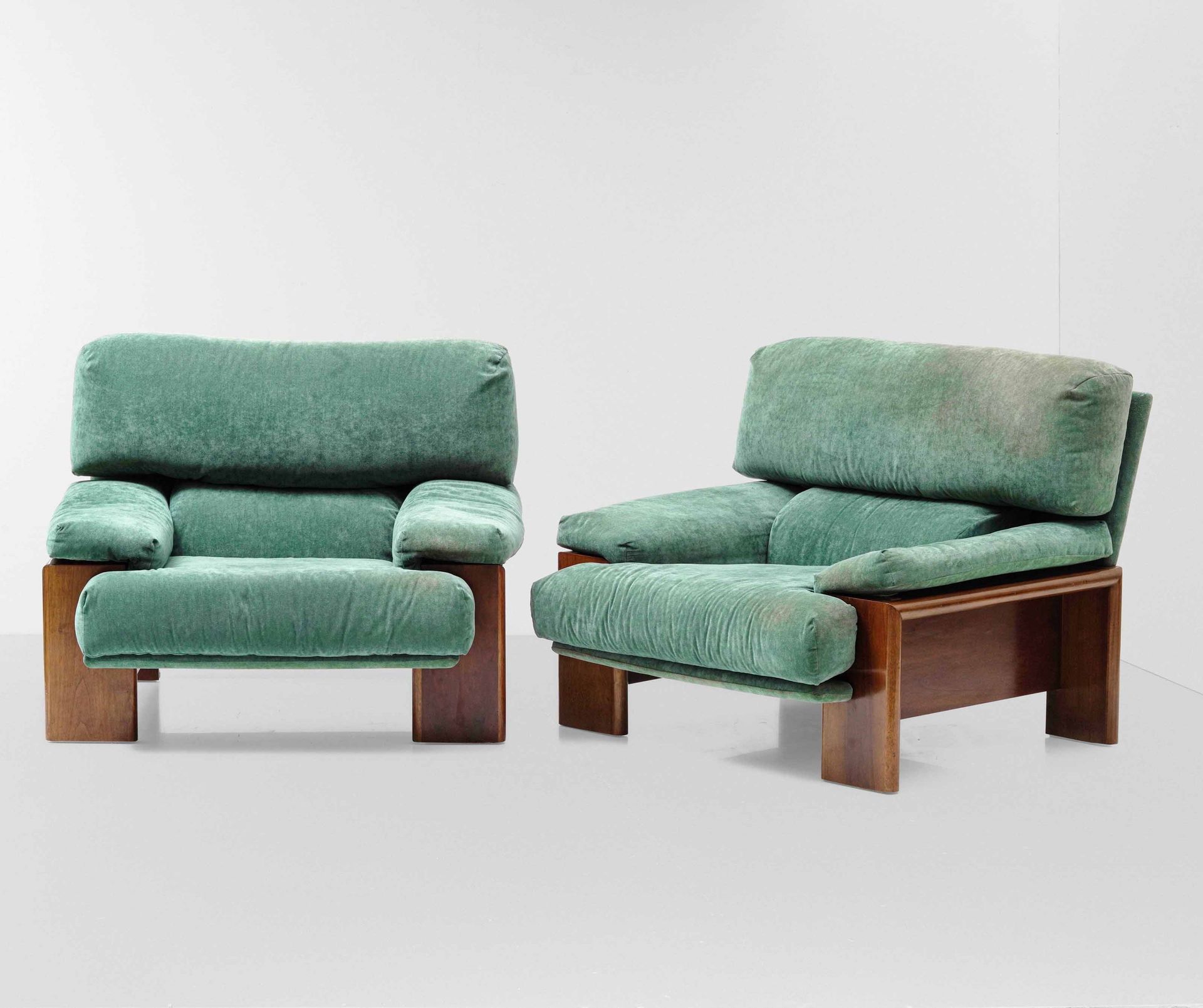 Mobilgirgi 一对扶手椅，木制框架和支架，带织物套，意大利制造，1970年，宽100 - 长100 - 高84厘米。