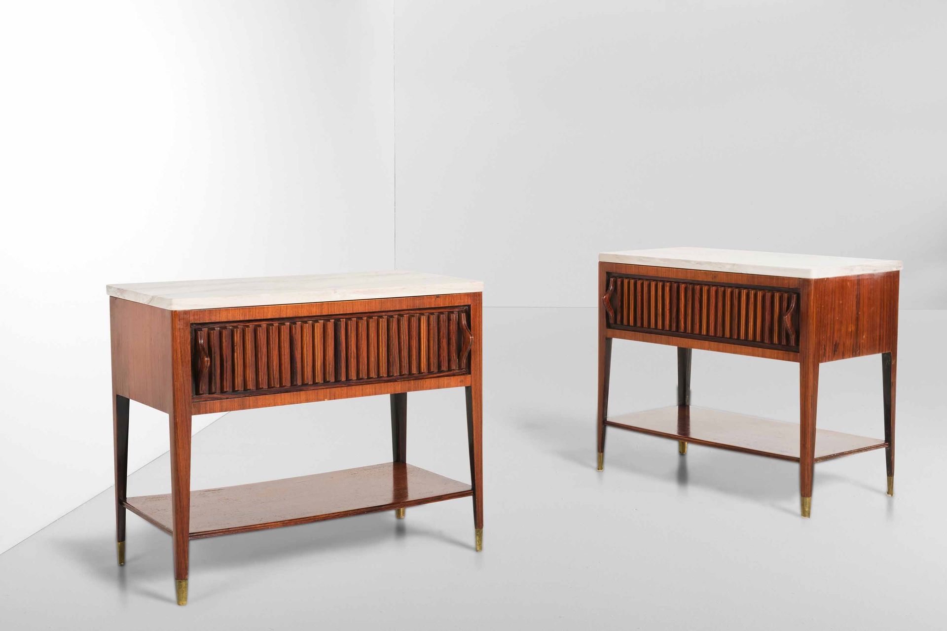 Brugnoli 两张床头柜，木质框架，大理石桌面。木制外墙板，雕刻在菱形截面的条子上，Prod. Brugnoli，意大利，约1950年，W. 65 - D.&hellip;