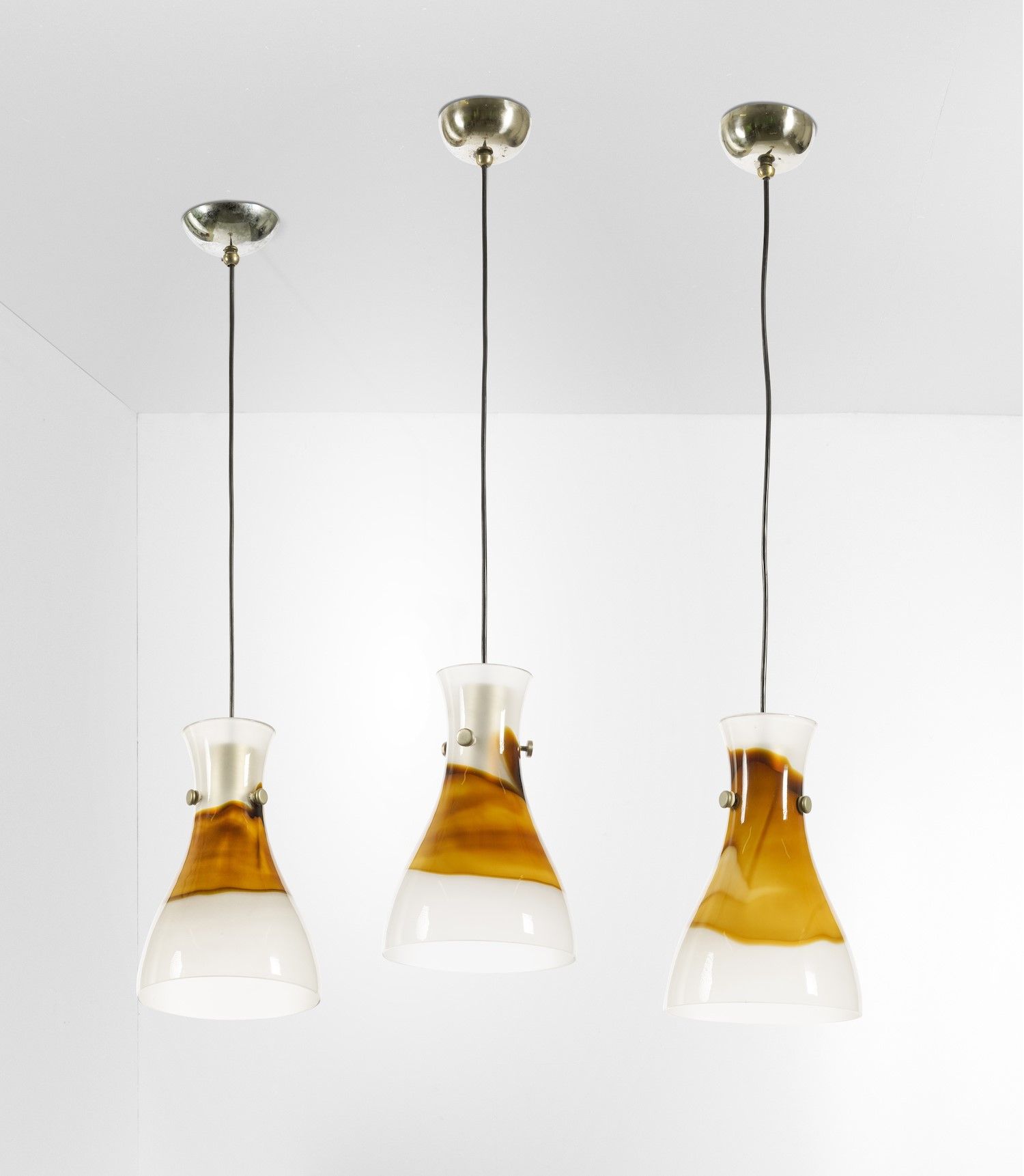 VENINI 802.1型三盏吊灯，金属框架和穆拉诺玻璃灯罩，维尼尼公司，意大利，约1960年，宽20-高95厘米，书目，F. Deboni, Venini I&hellip;