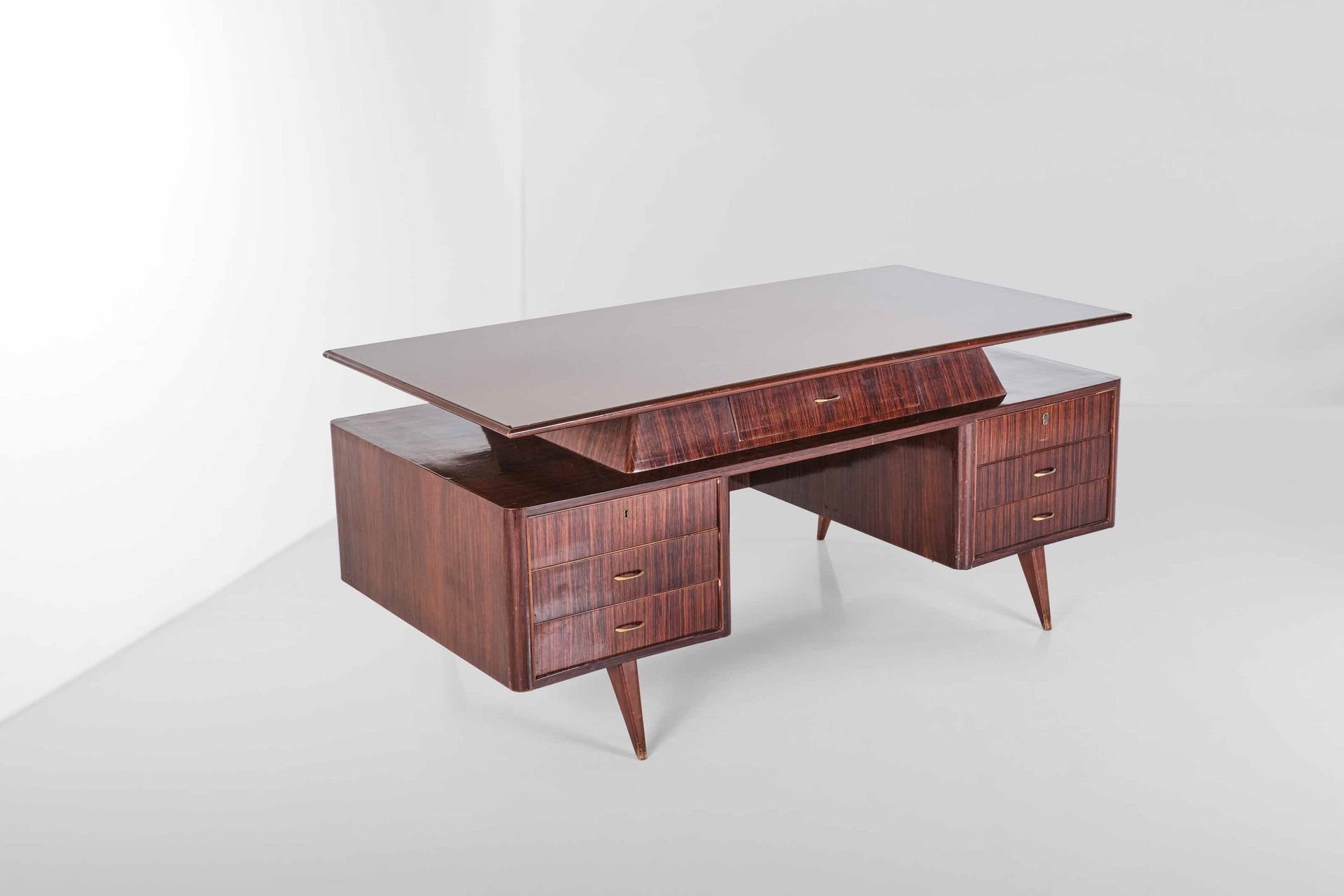 DASSI 大书桌，木质框架，中央支撑的玻璃桌面。黄铜手柄，意大利Dassi公司，约1950年。, W. 180 - D. 90 - H. 79 Cm