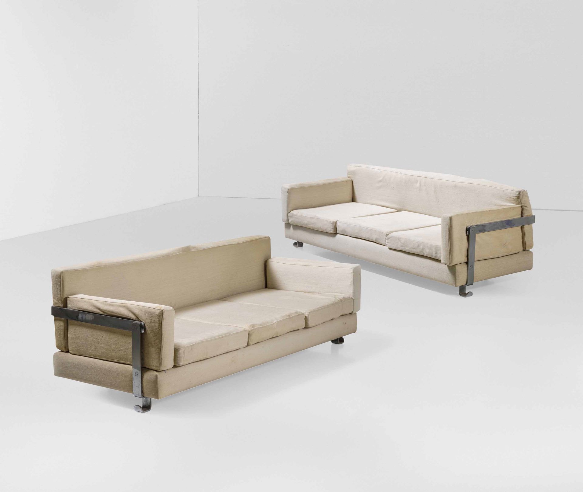Luigi Caccia Dominioni 两张沙发，型号为P11 Fasce Cromate，镀铬钢架和带织物套的座椅，Prod. Azucena，意大利，&hellip;