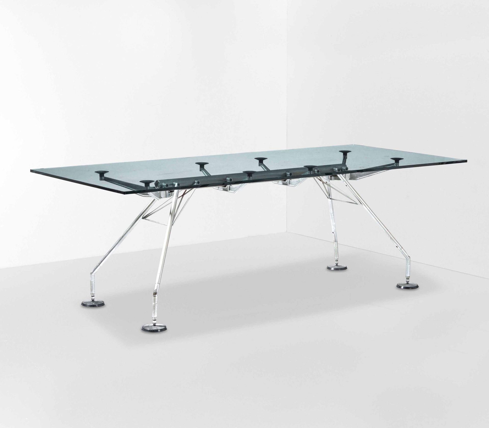NORMAN FOSTER Table Nomos avec structure en acier et plateau en verre, Prod. Tec&hellip;