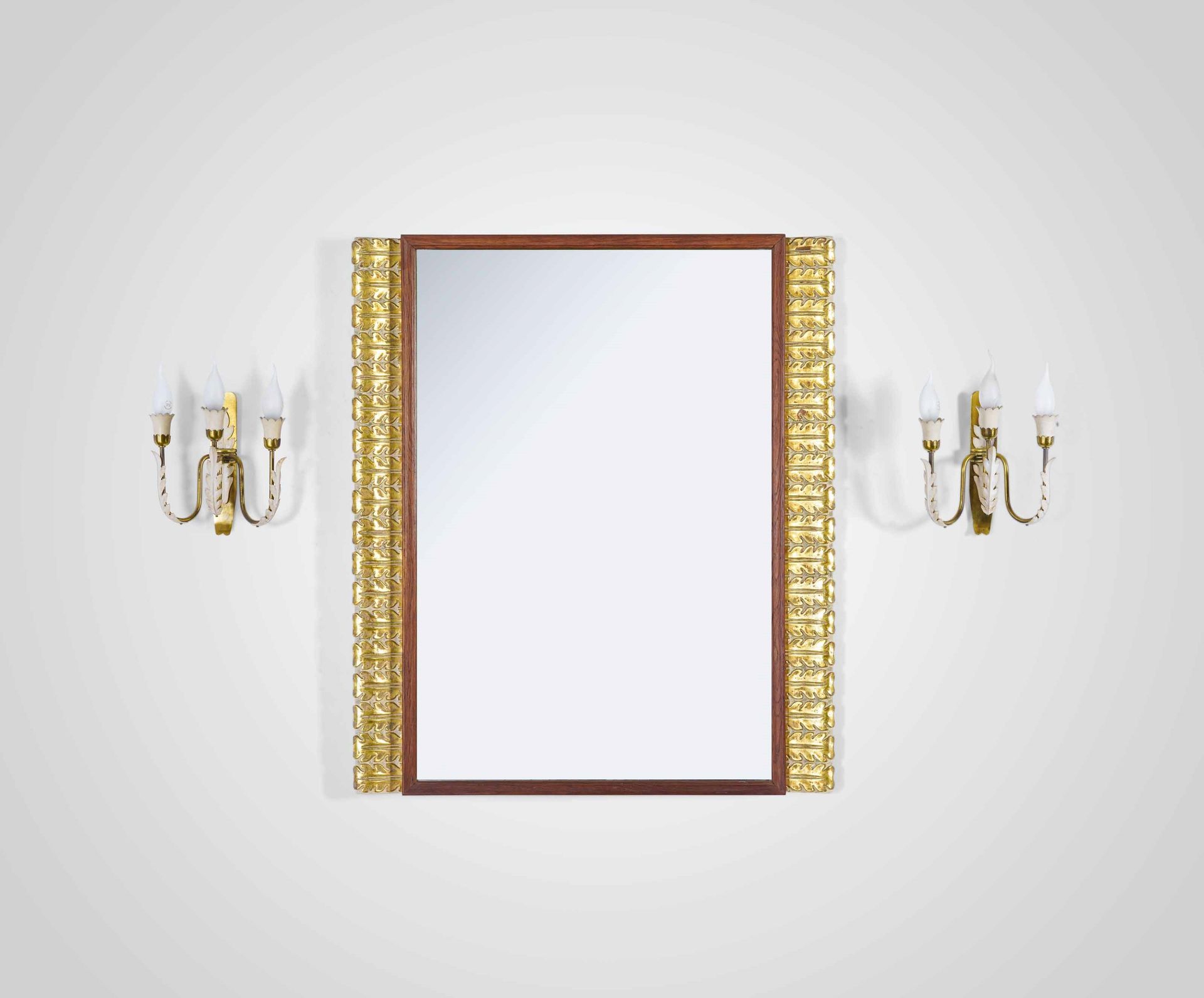 Paolo Buffa Grand miroir avec deux appliques murales. Miroir avec cadre en bois &hellip;
