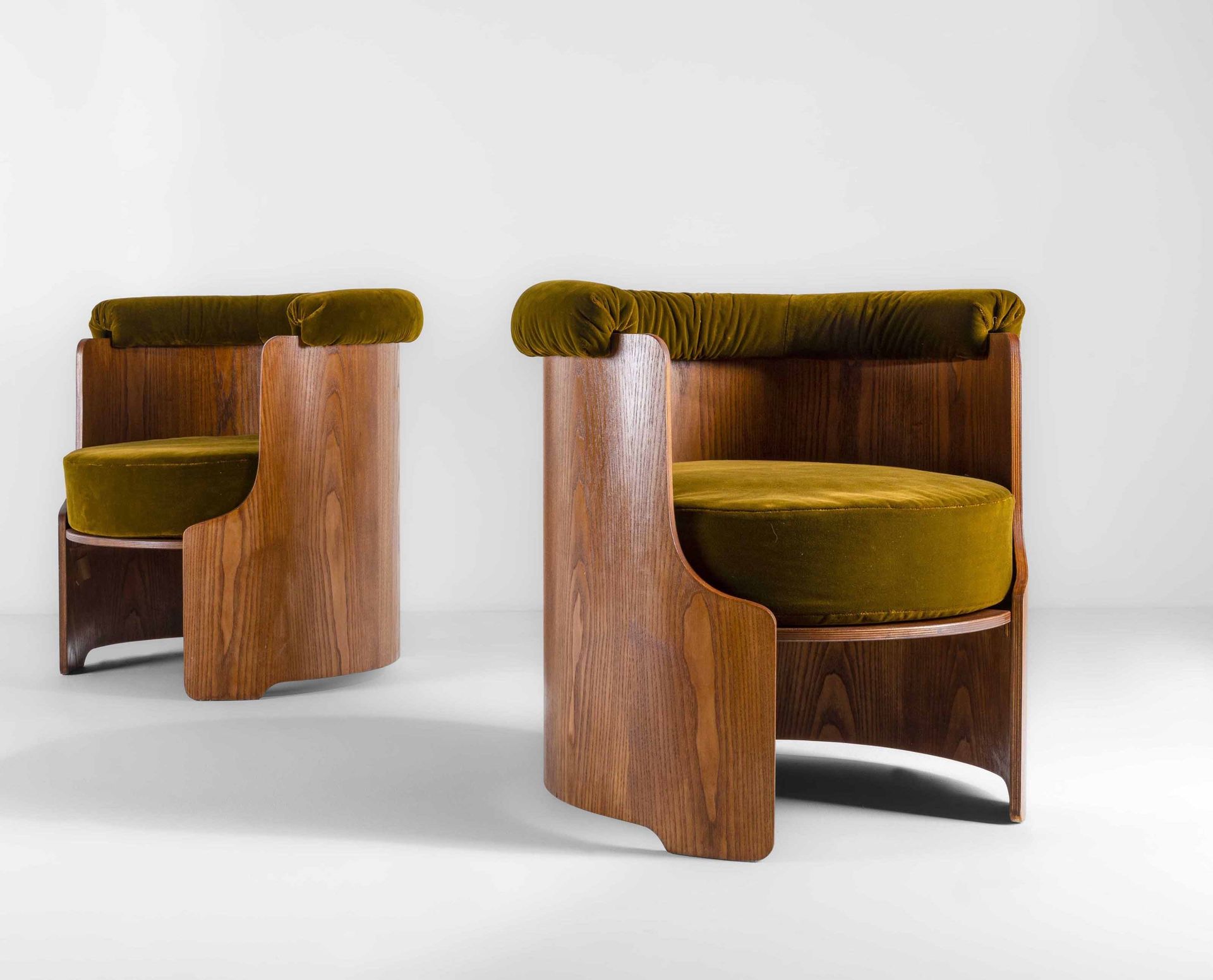 Luigi Caccia Dominioni Deux fauteuils avec structure en bois laqué et rembourrag&hellip;