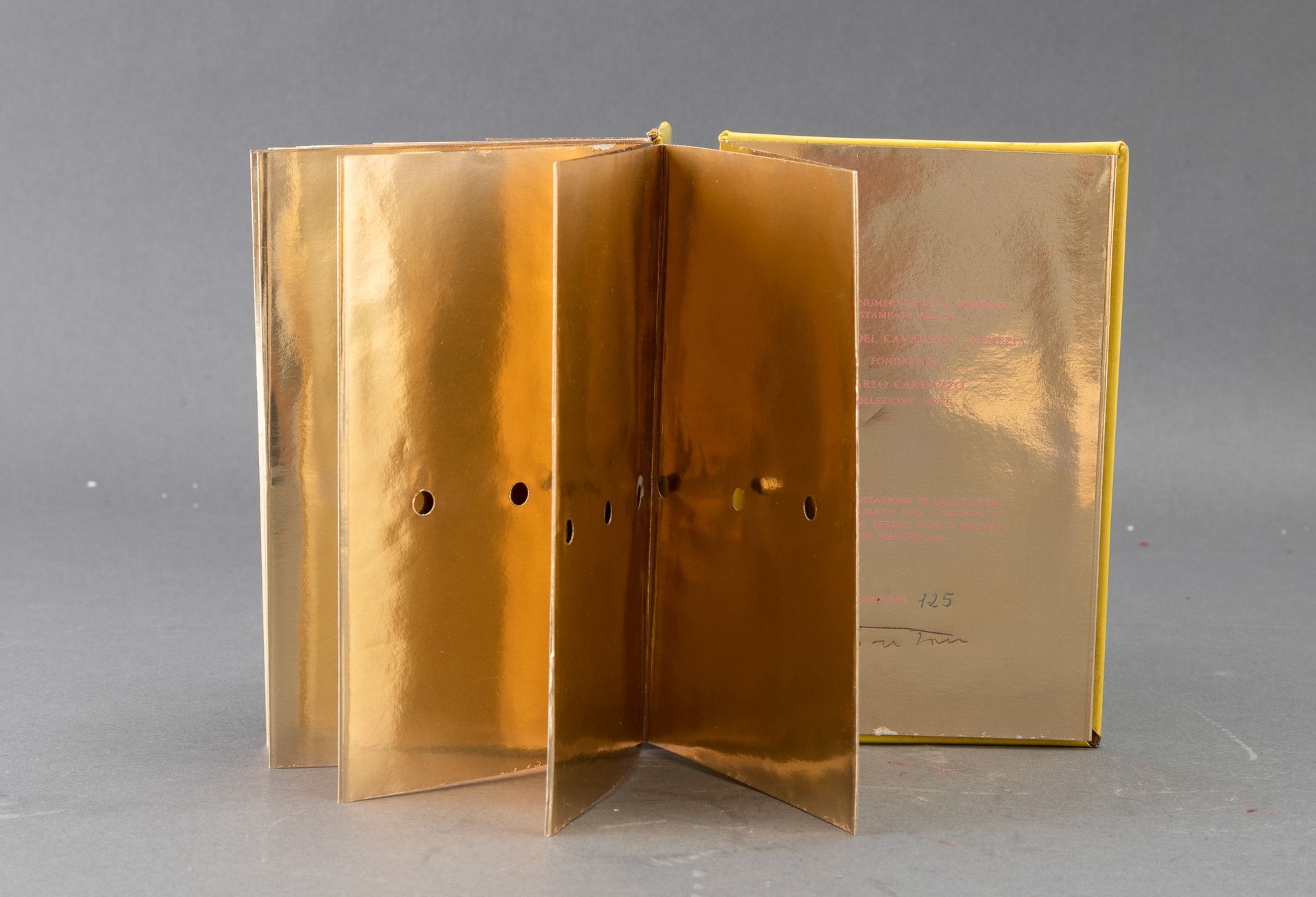 Fontana Lucio, Concetto spaziale Ex. 125，在最后签名和编号，打开后的尺寸：15 x 218厘米左右，金纸带孔的折叠式画册&hellip;