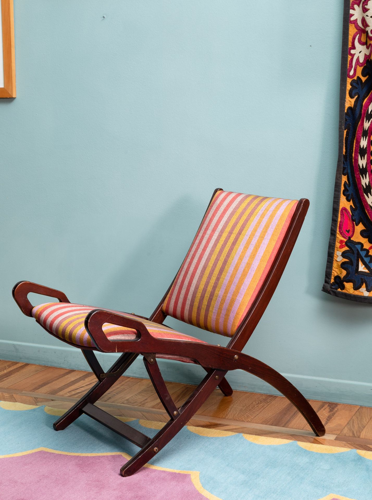 GIO PONTI 两把Ninfea型折叠椅，木质框架，织物套。Brass details, Prod. Fratelli Reguitti, Italy, c&hellip;