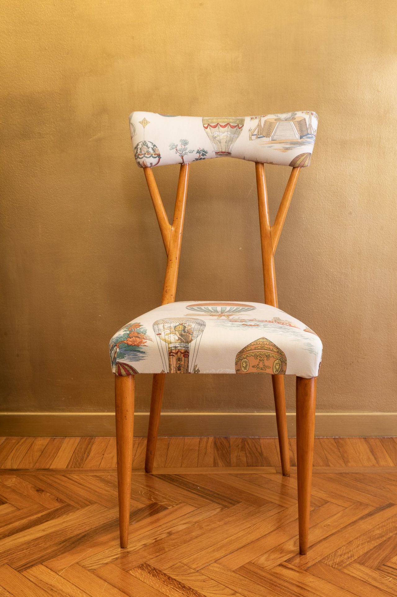 Due sedie con struttura in legno e rivestimenti in tessuto Pierre Frey W. 42 - D&hellip;