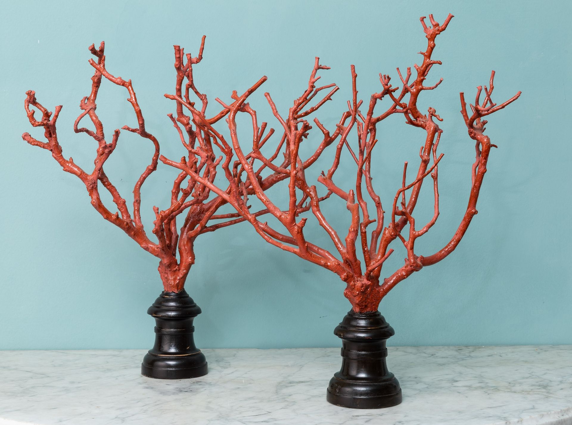 Coppia di rami in legno ad imitazione del corallo. XX secolo Basi in legno torni&hellip;