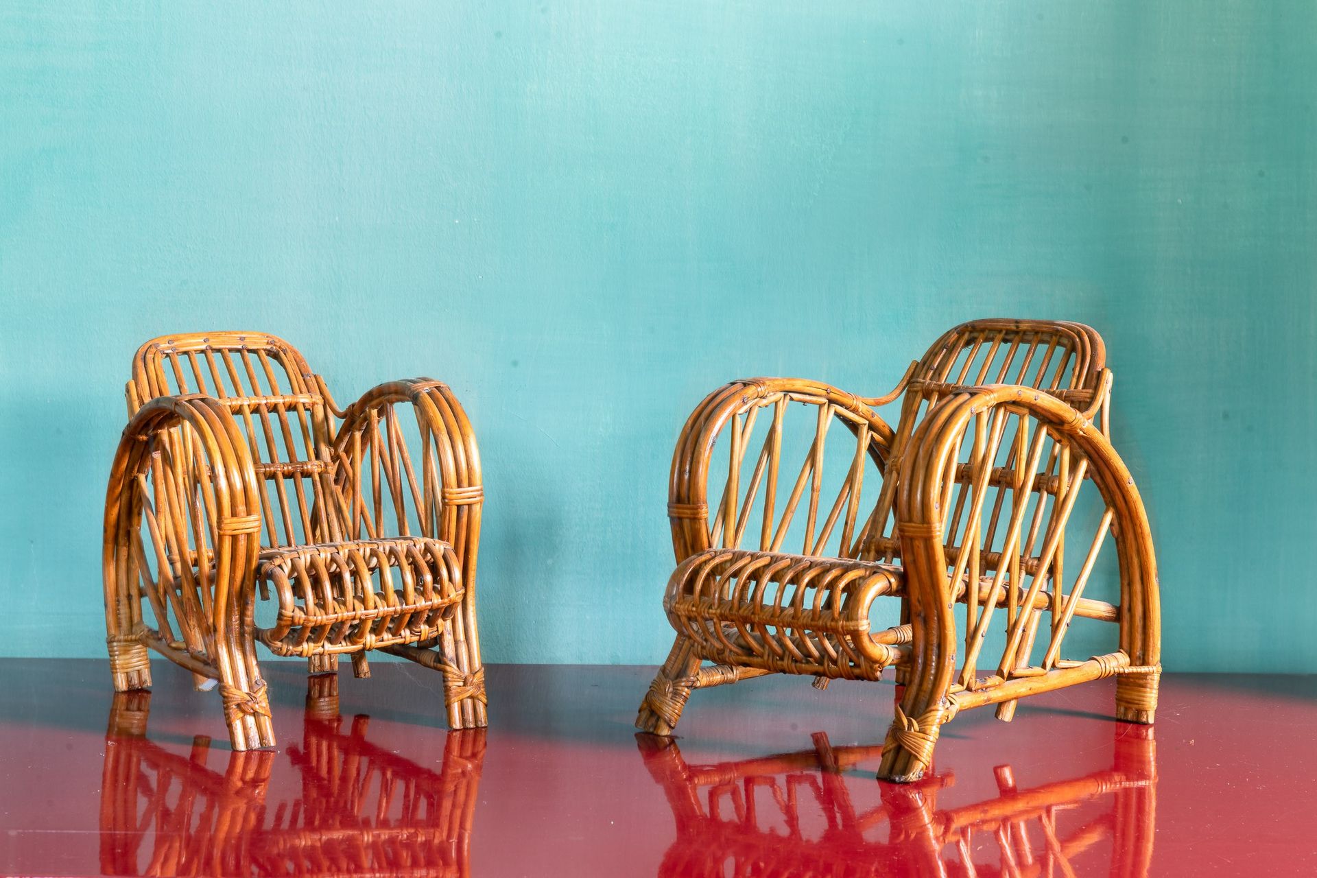 Quattro modelli in midollino. XIX-XX secolo 一对扶手椅、沙发和咖啡桌