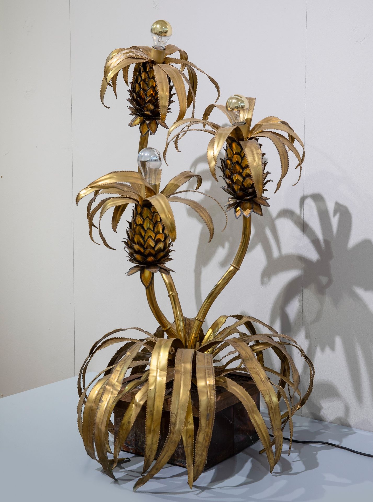 Maison JANSEN Tischlampe Mod. Pineapple Tree mit Messingrahmen, H. 117 cm