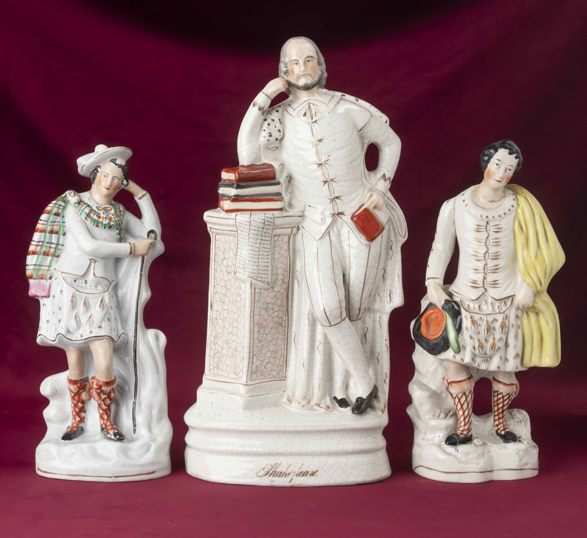 Tre figure in terraglia con decoro in policromia e dorature. Inghilterra, Staffo&hellip;