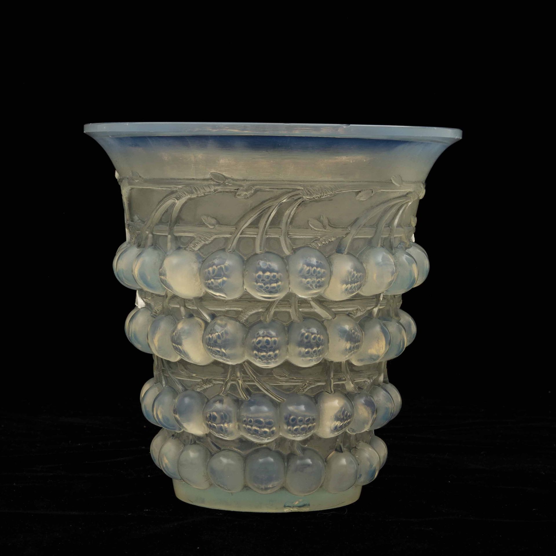 René Lalique 1860-1945 Vaso \“Montmorency\” in vetro opalescente soffiato a stam&hellip;