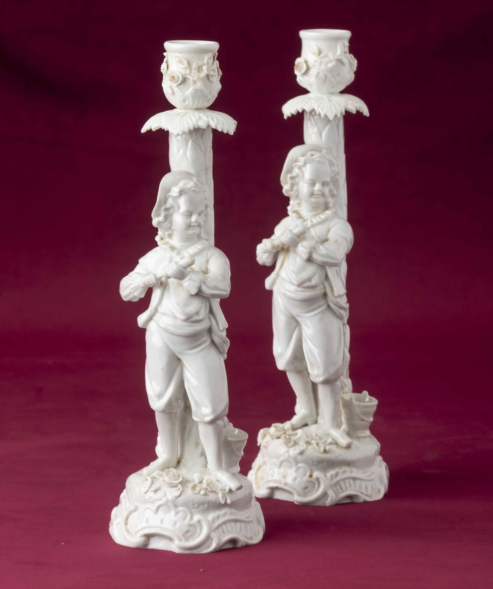 Coppia di candelieri in porcellana bianca. Germania, Rudolstadt, Manifattura Ern&hellip;