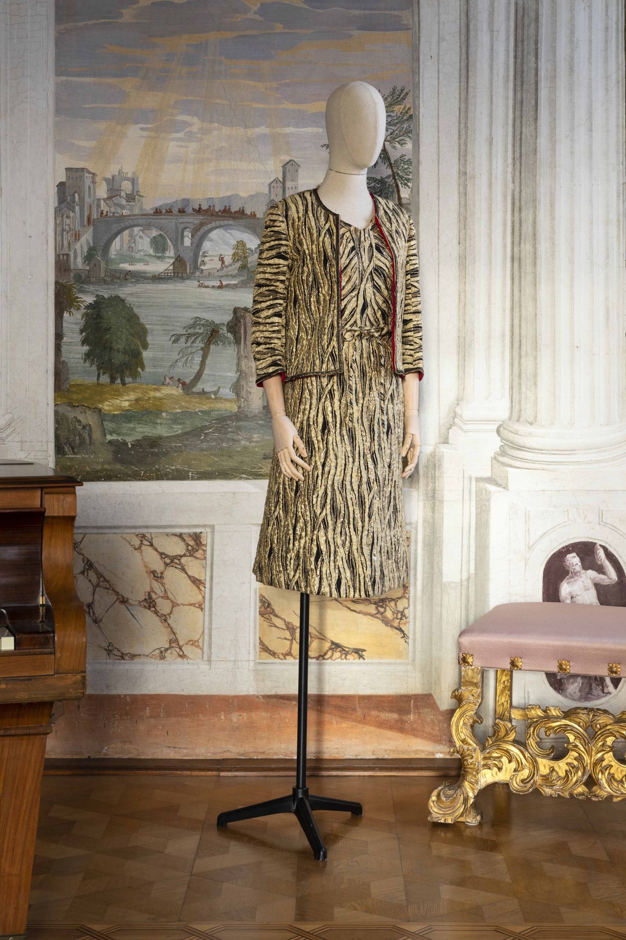 Completo in tessuto operato con fili di lurex, Couture Chanel, anni '70 .