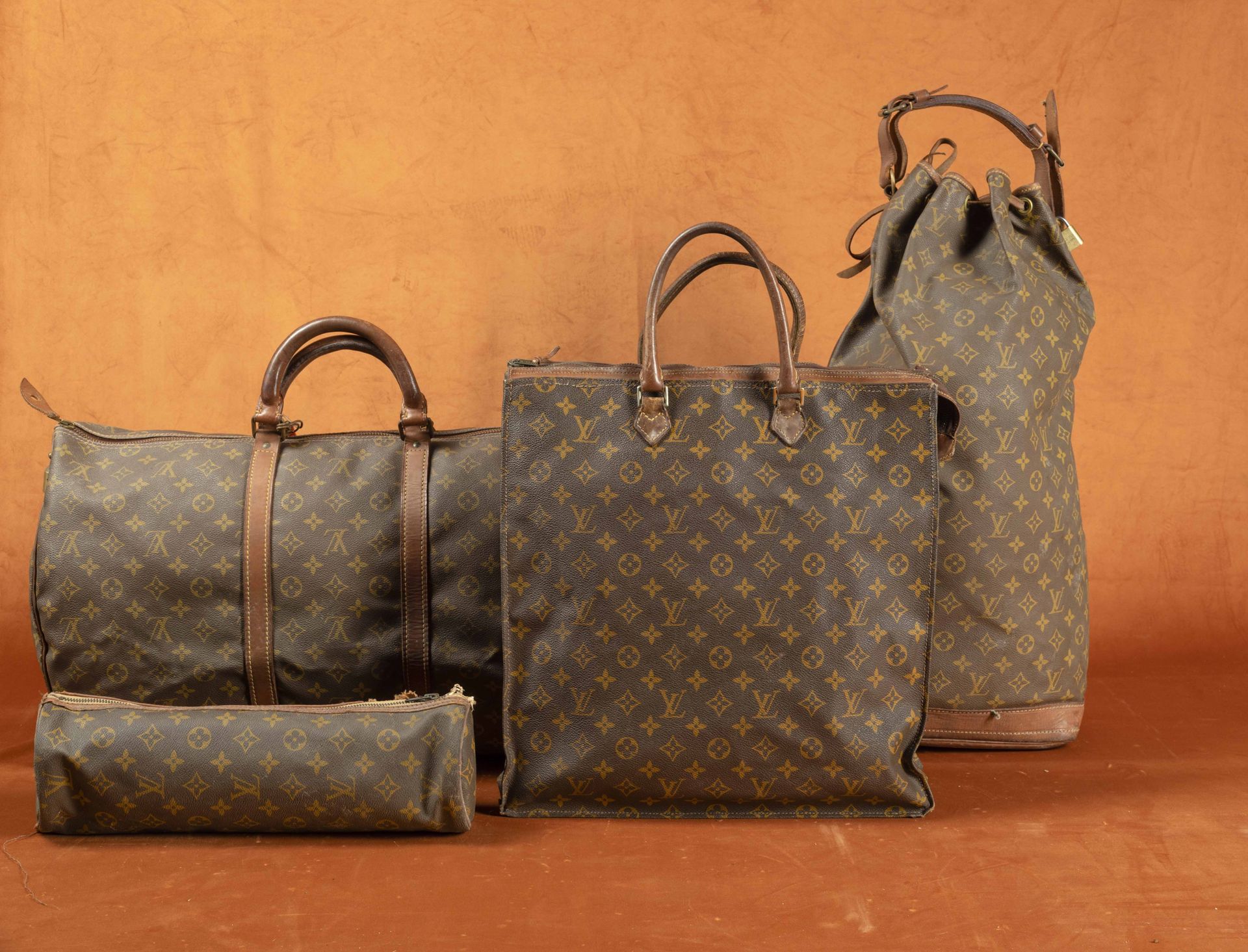 Louis Vuitton, Francia, XX secolo Tre sacche da viaggio e un beauty case.Difetti