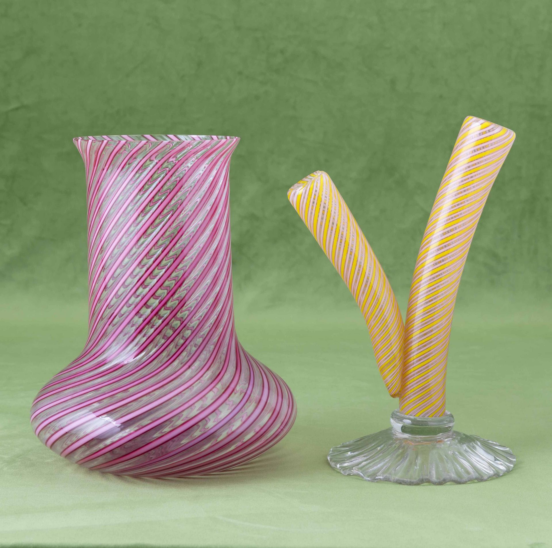 Murano, anni ‘50 Lotto composto da un vaso a due bocche e uno a bulbo in vetro s&hellip;