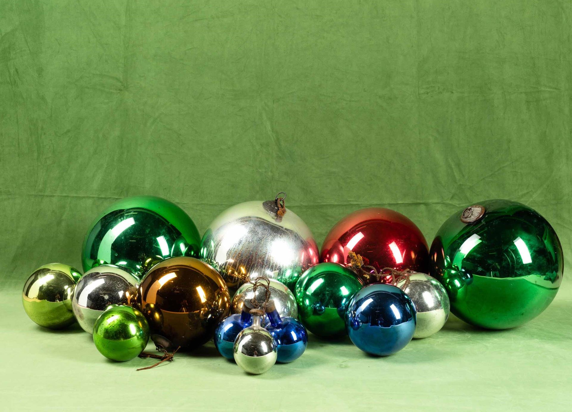 Lotto composto da 14 sfere natalizie in vetro soffiato specchiato a più colori, &hellip;