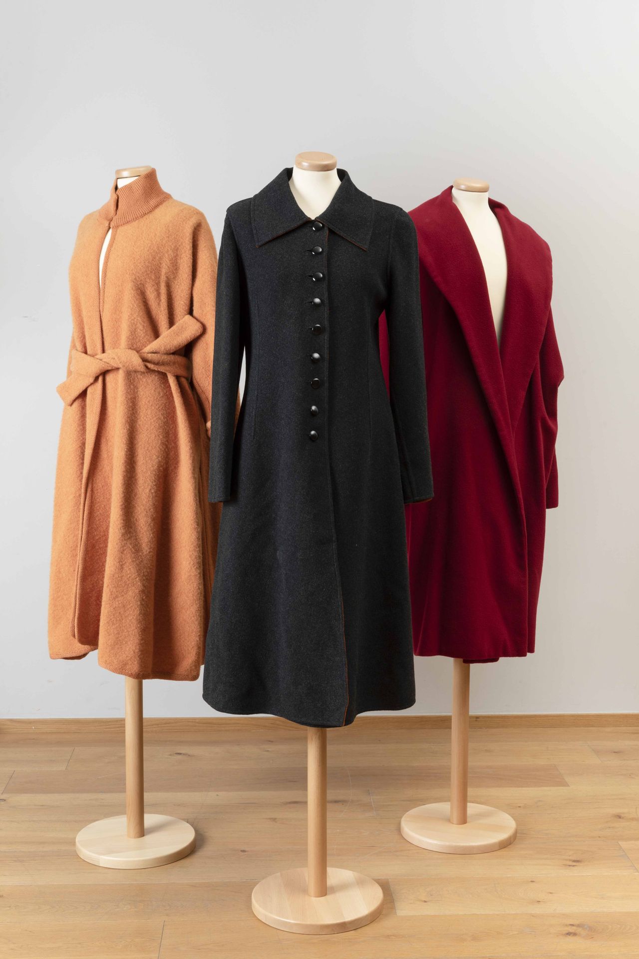 Lotto di tre cappotti Cappotto reversibile in lana grigio e mattone; cappotto a &hellip;