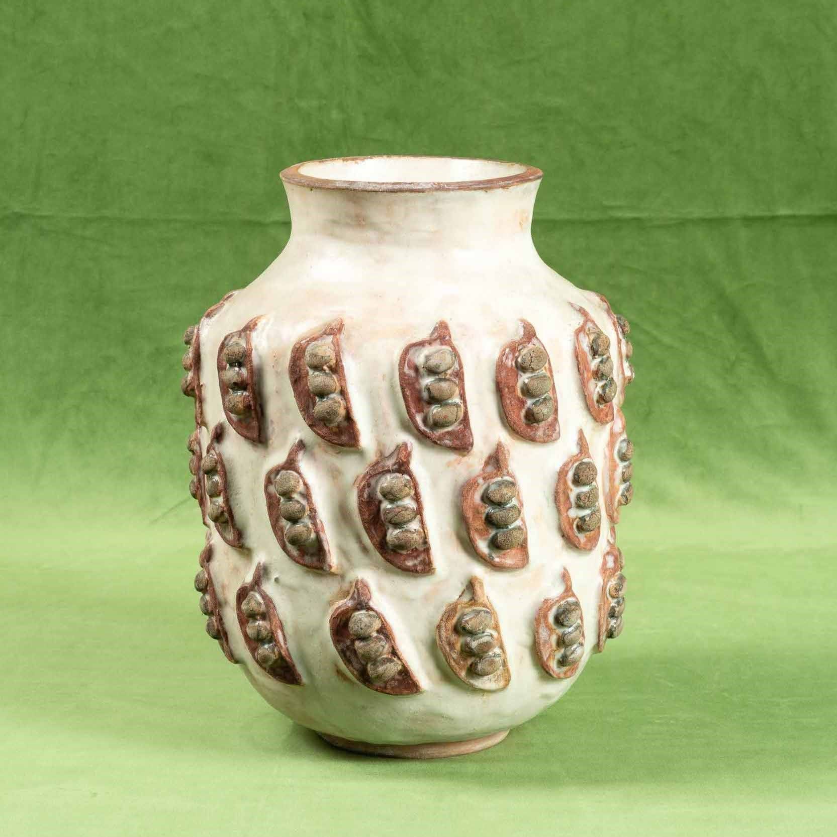 Vaso cilindrico con collo svasato in maiolica con decoro di baccelli a rilievo p&hellip;
