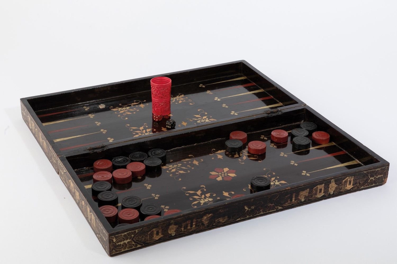 Scatola da gioco con backgammon e dama. Cina, XX secolo Legno laccato e decorato&hellip;