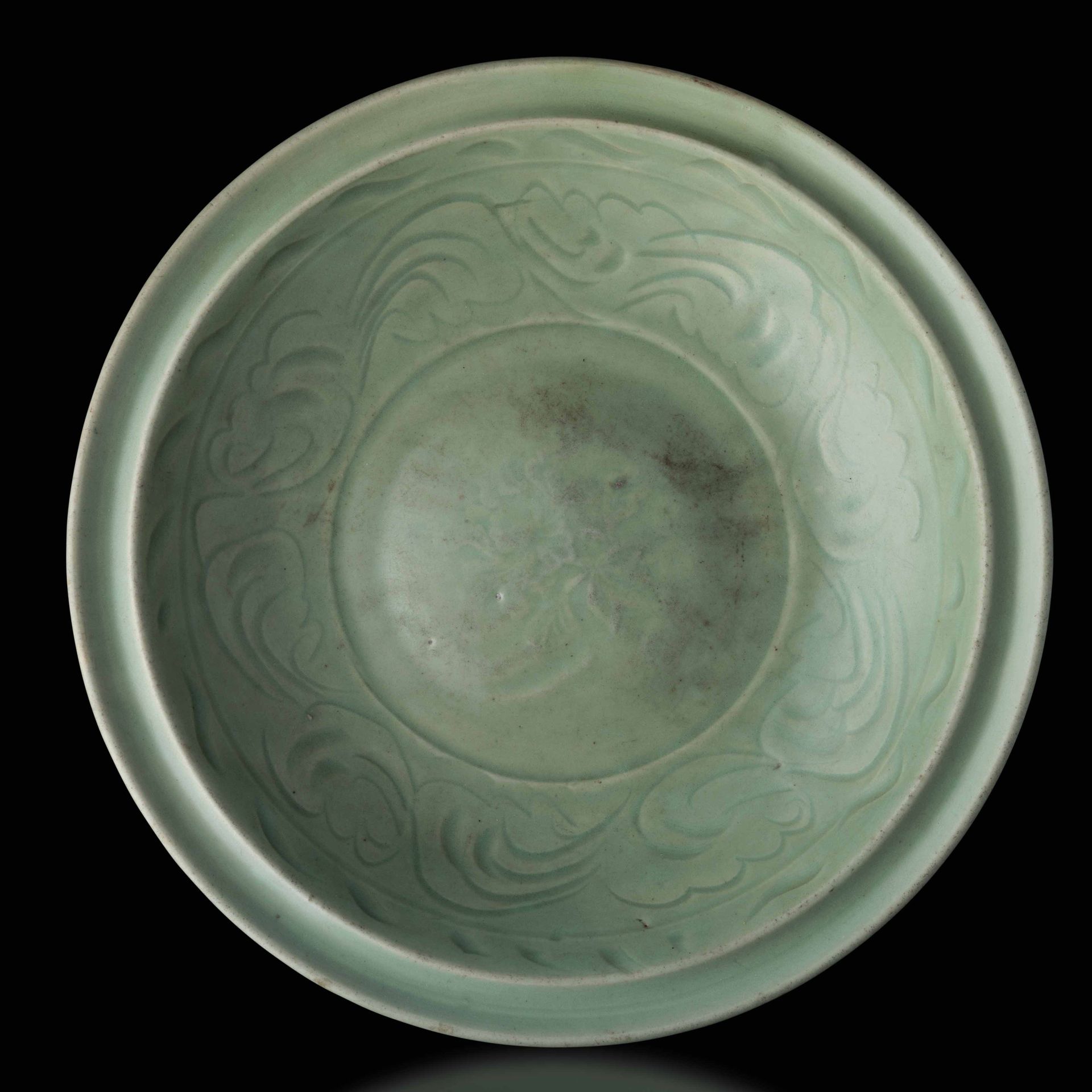 A Longquan plate, Ming Dynasty, 1600s diam cm 35