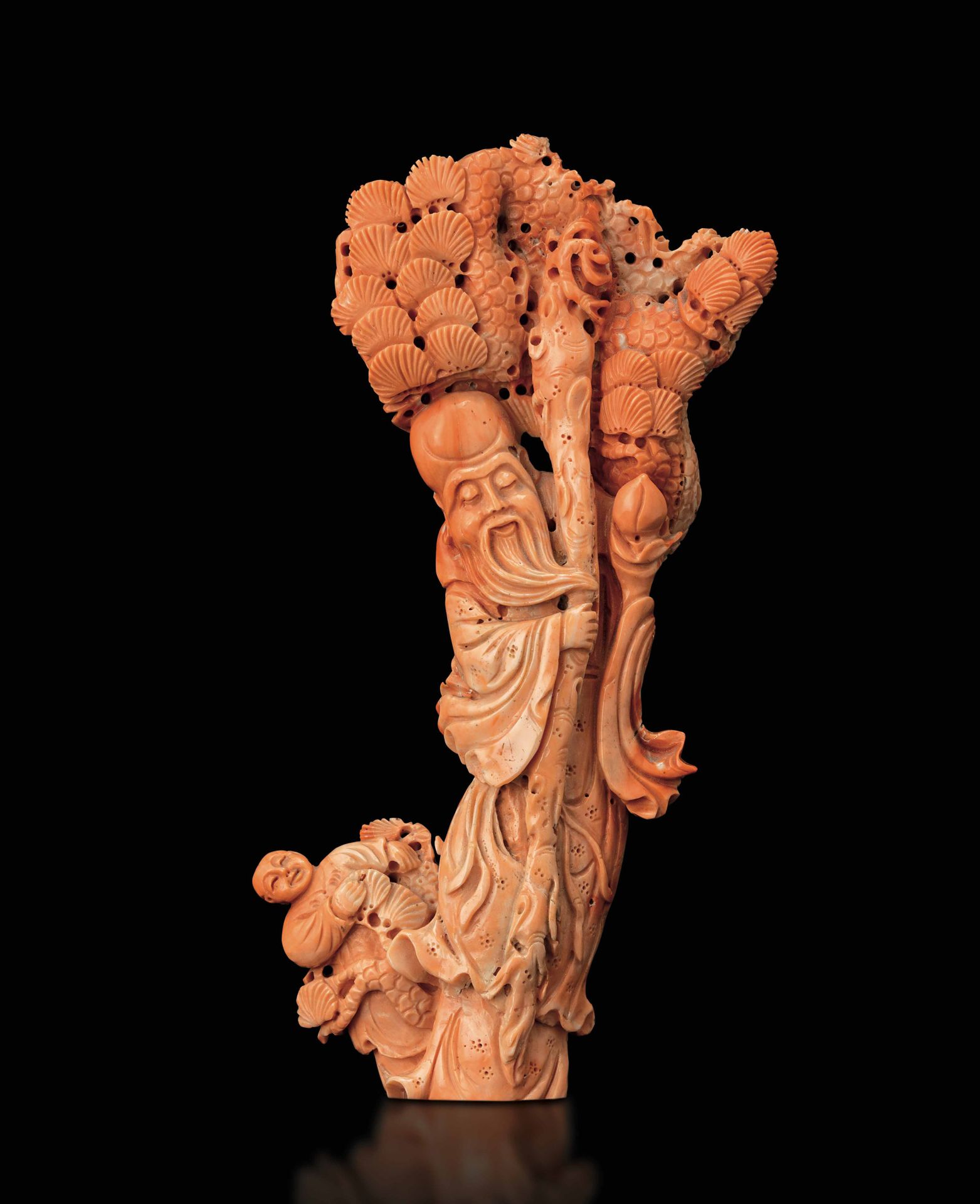A carved coral group, China, early 1900s H. 23 Cm, gr 467 lordi