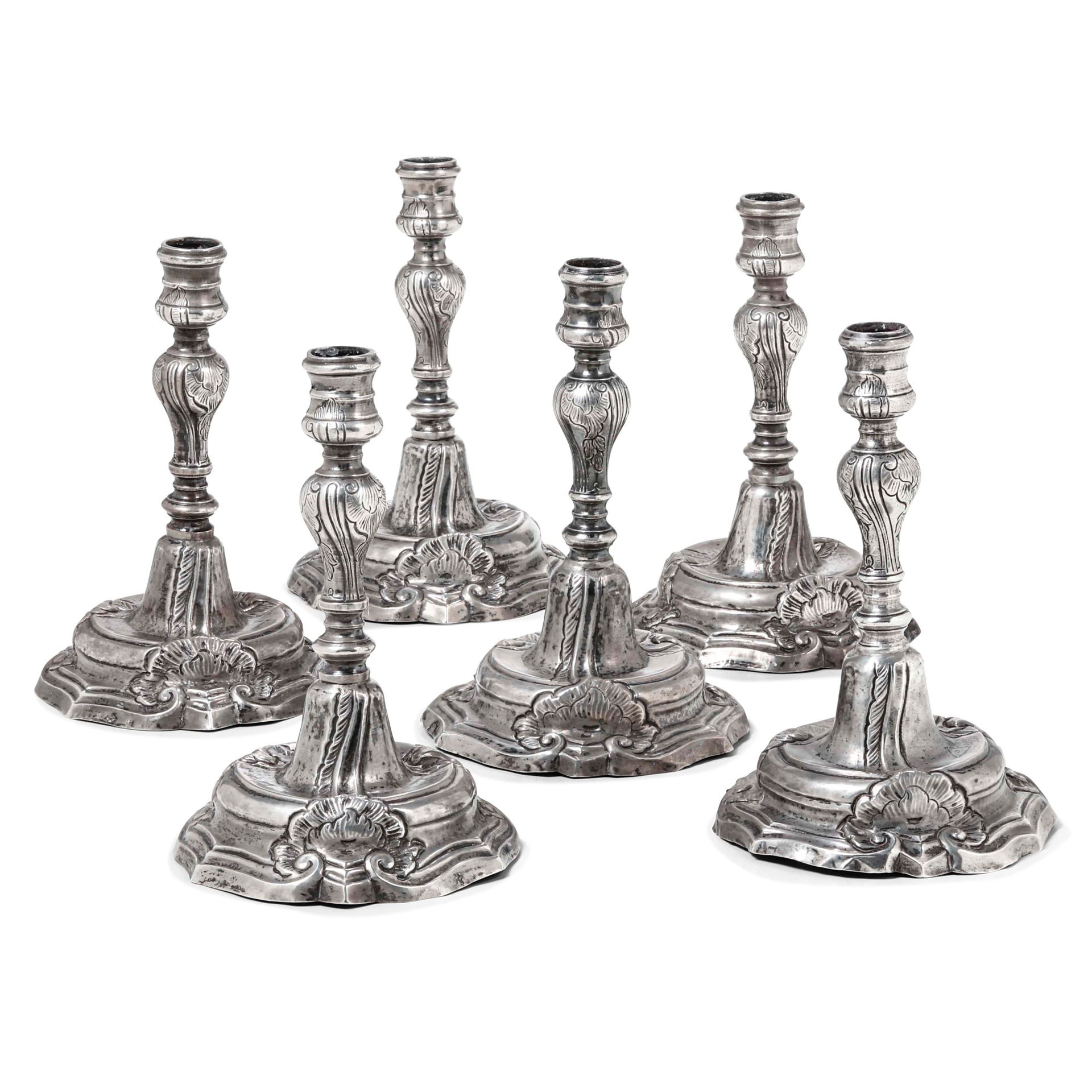 Gruppo di sei candelieri in argento fuso, sbalzato e cesellato. Palermo terzo qu&hellip;
