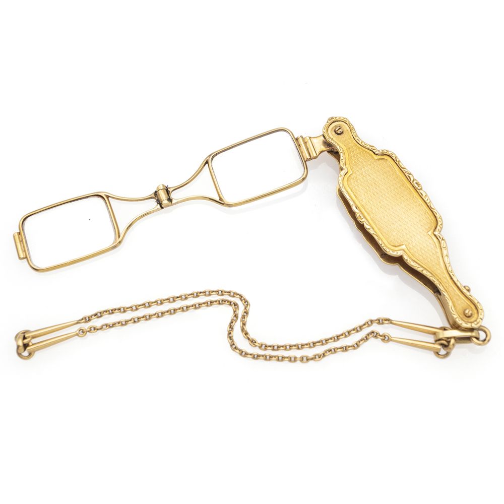 14kt yellow gold folding lorgnette 20世纪初，重34克，折叠式长柄眼镜，配有黄金手链，眼镜尺寸7x2厘米。- 链长13厘米。