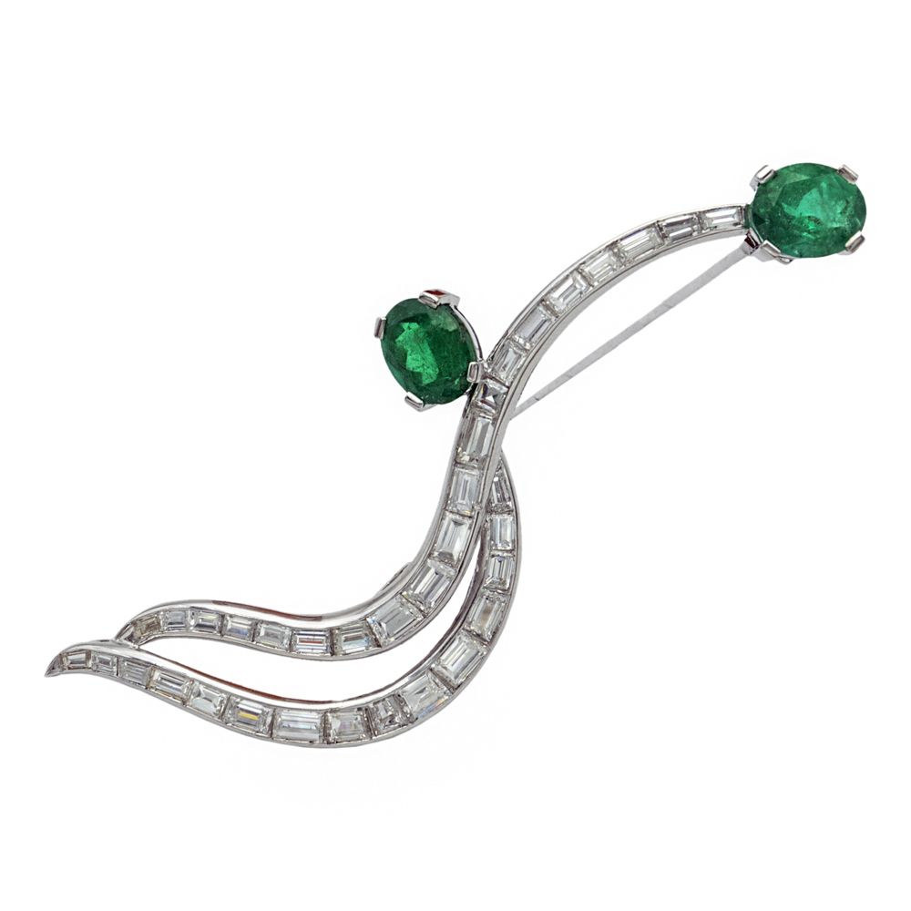 Petochi, platinum, emeralds and diamonds brooch signé, poids 16 gr, deux émeraud&hellip;